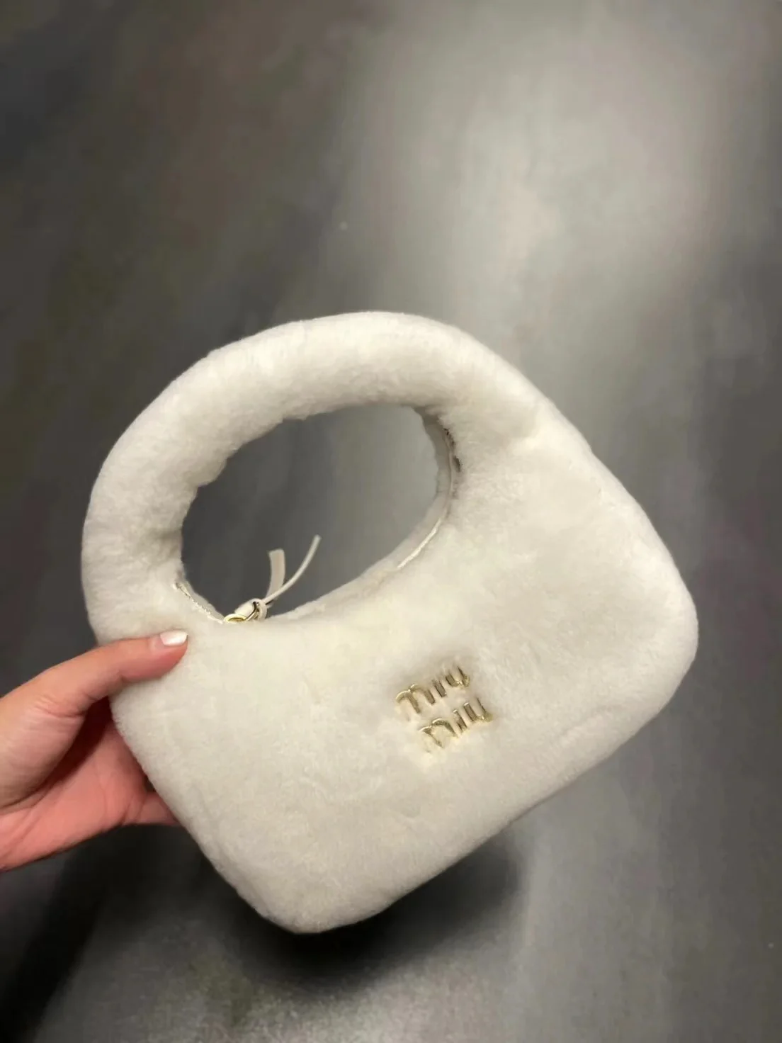 Сумка Miu Miu Wander - белая флисовая - на фото.