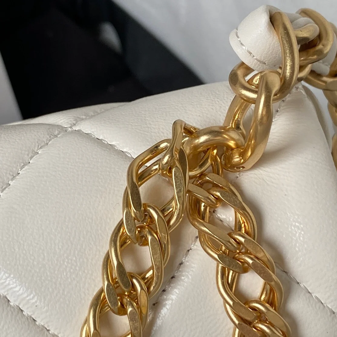 Новинка сезона весна/лето 2023 от Chanel - сумка Gold Coin CF, белая.