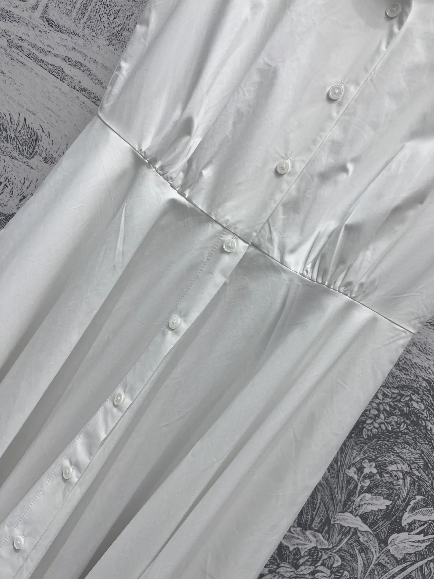 Платье Miu Miu в стиле преппи из коллекции Весна/Лето 2024 с воротником-шалью и пуговицами — белое.