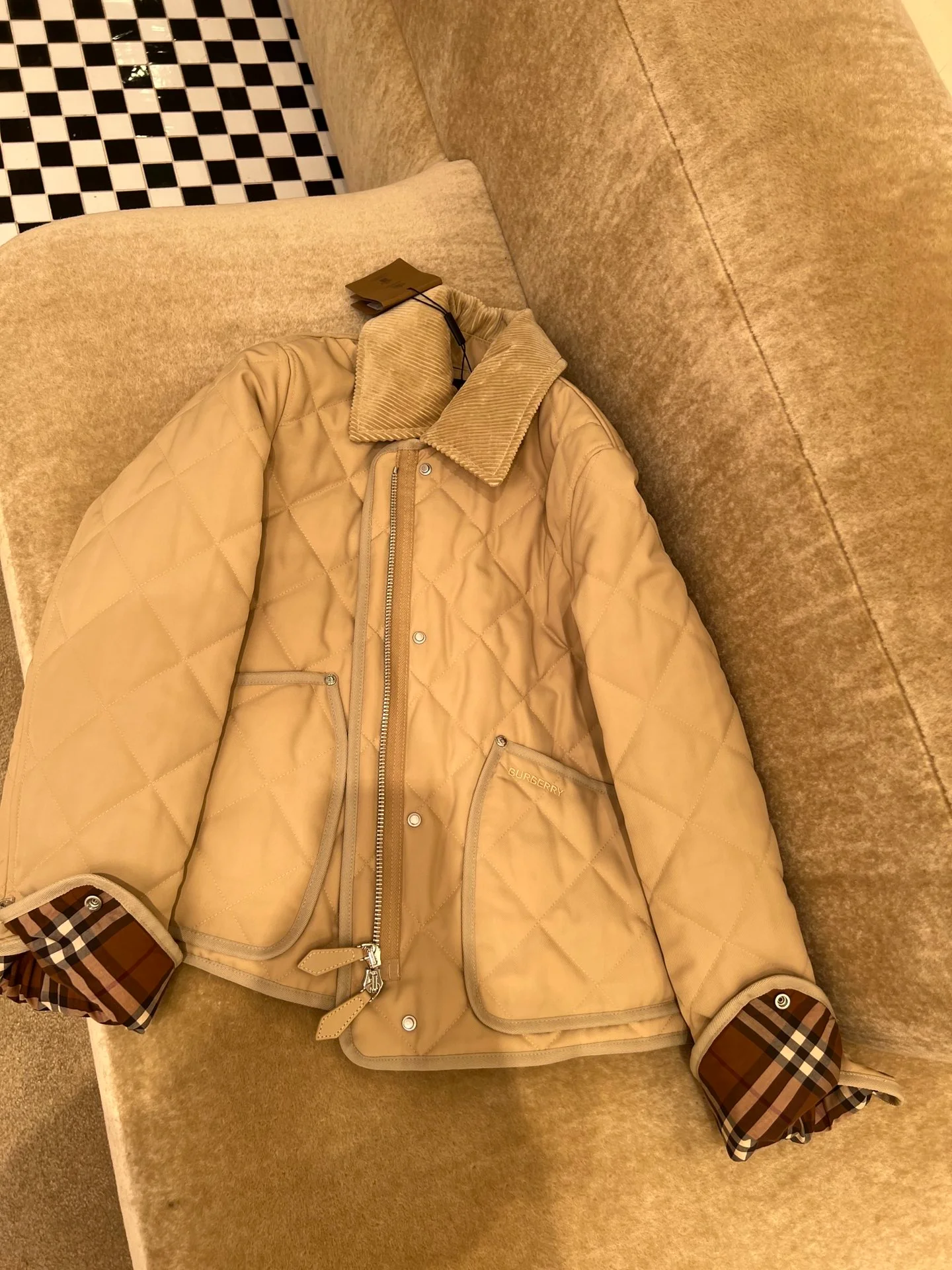 Пуховая куртка Burberry осень/зима - классический клетчатый узор с вельветовым воротником.