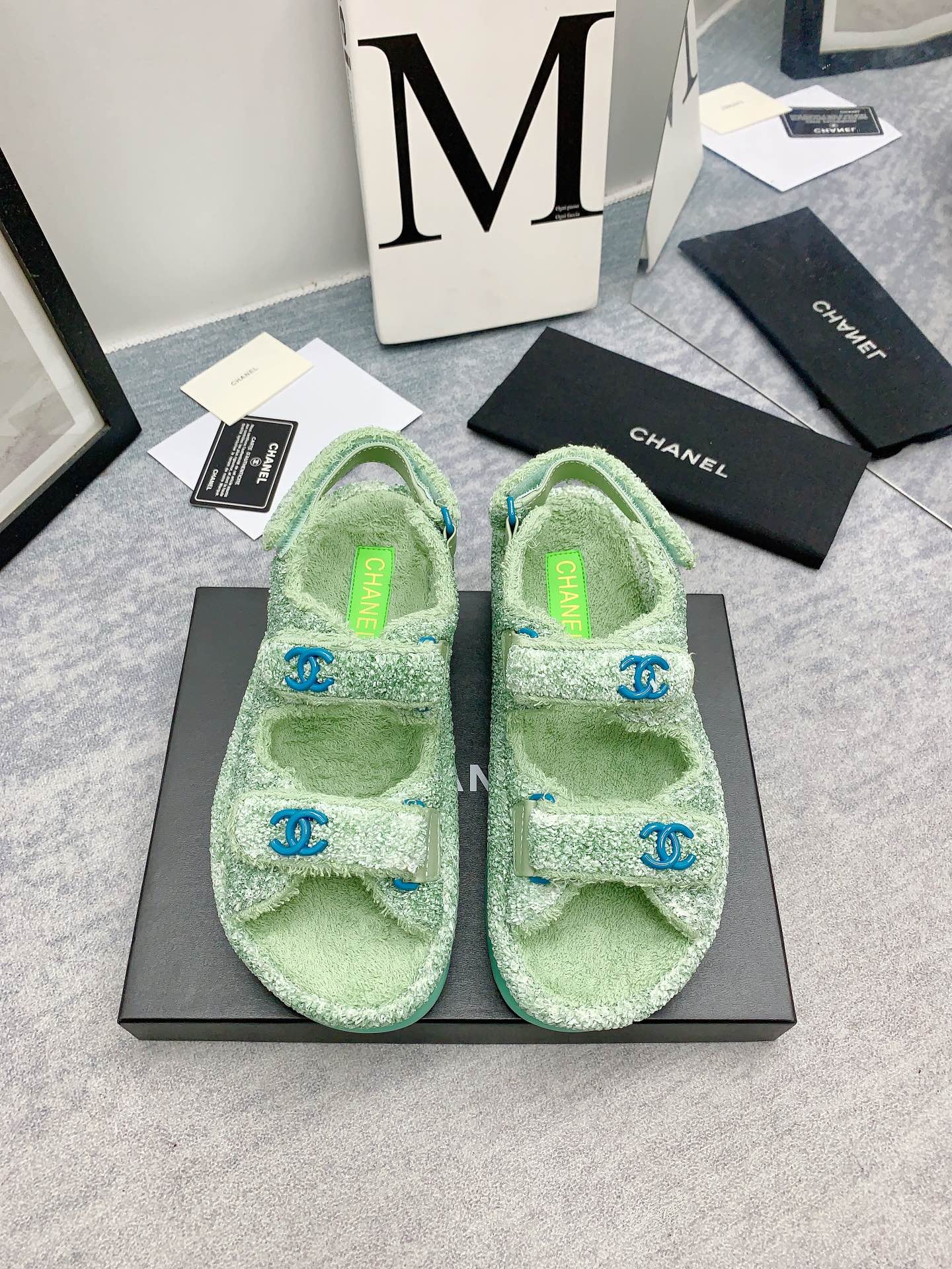 Новинка сезона осень/зима 2023 от Chanel - Сандалии на платформе из махровой ткани - зеленые.