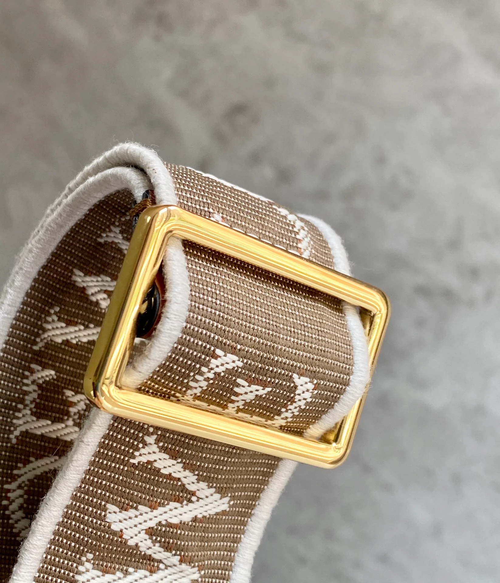 Сумка Loewe Gate Mini 21x12x5x9x5 см с широким плечевым ремнем и надписью.