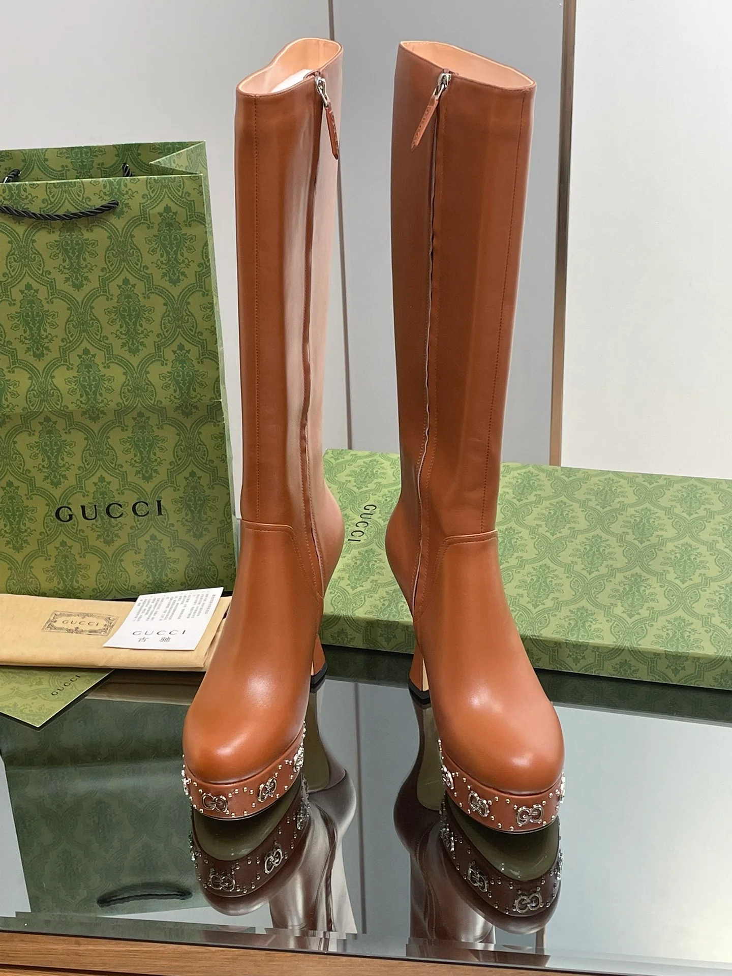 Новинка начала осени 2023 года от Gucci — Ботинки на платформе и высоком каблуке — Кофейный цвет.