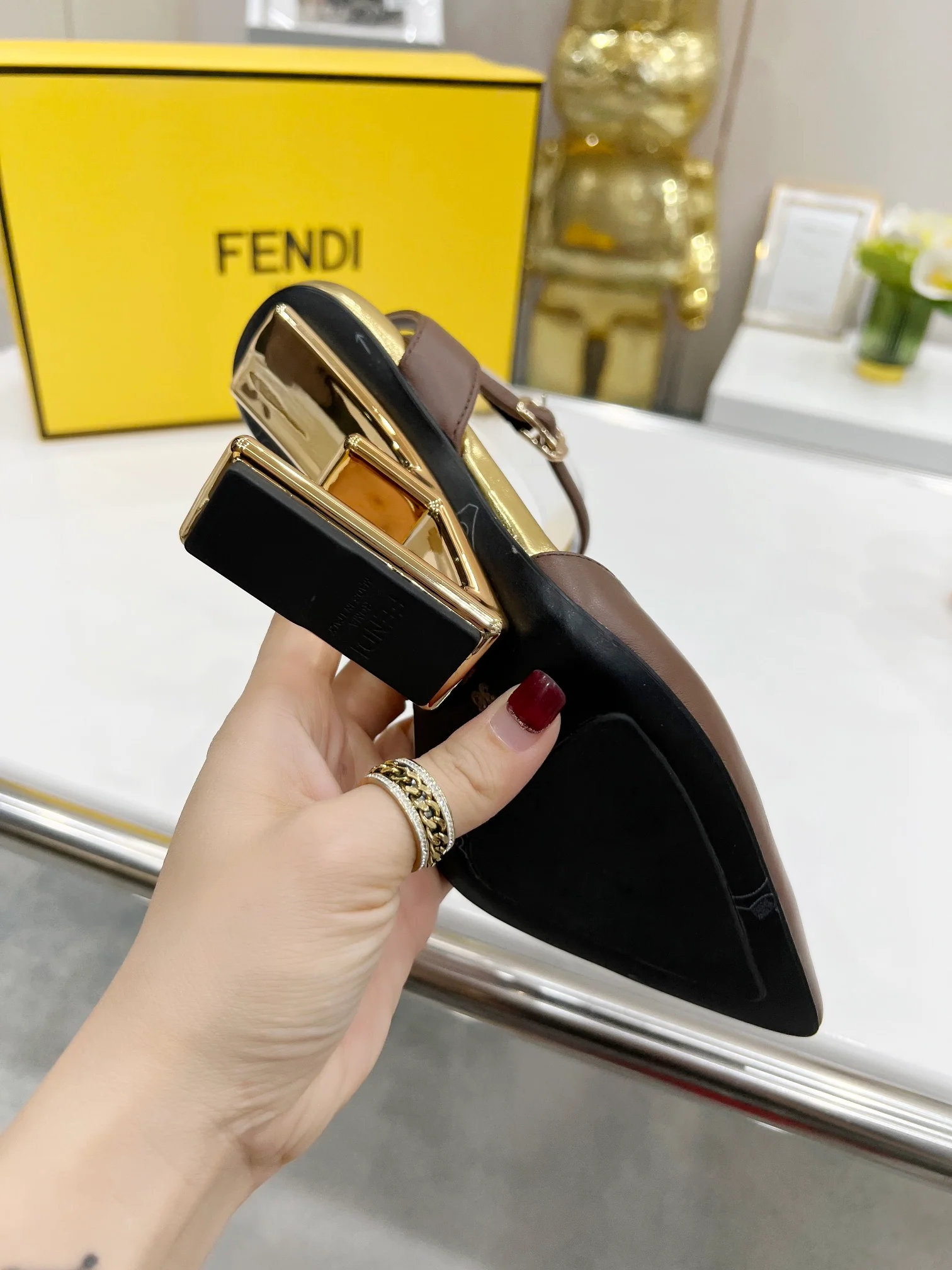 Fendi - Стильные туфли на высоком каблуке F-образной формы - Коричневые