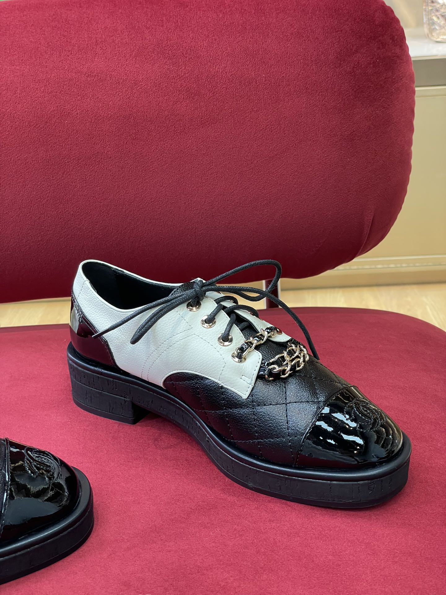 Кожаные туфли Chanel с цепочками — белые и черные