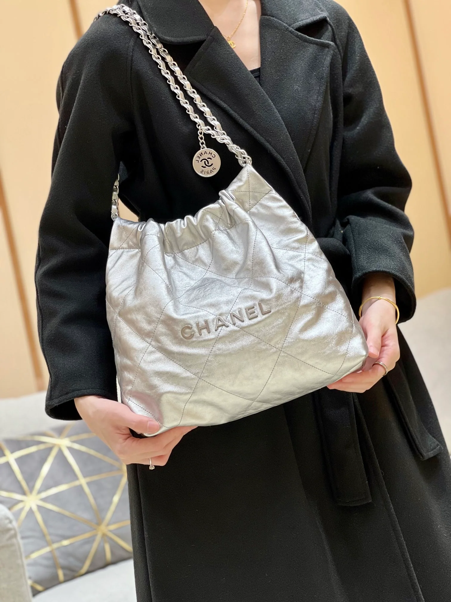 Новинка сезона весна/лето 2023 от Chanel - сумка 22bag - маленькая - серебристая - Фотографии в действии.