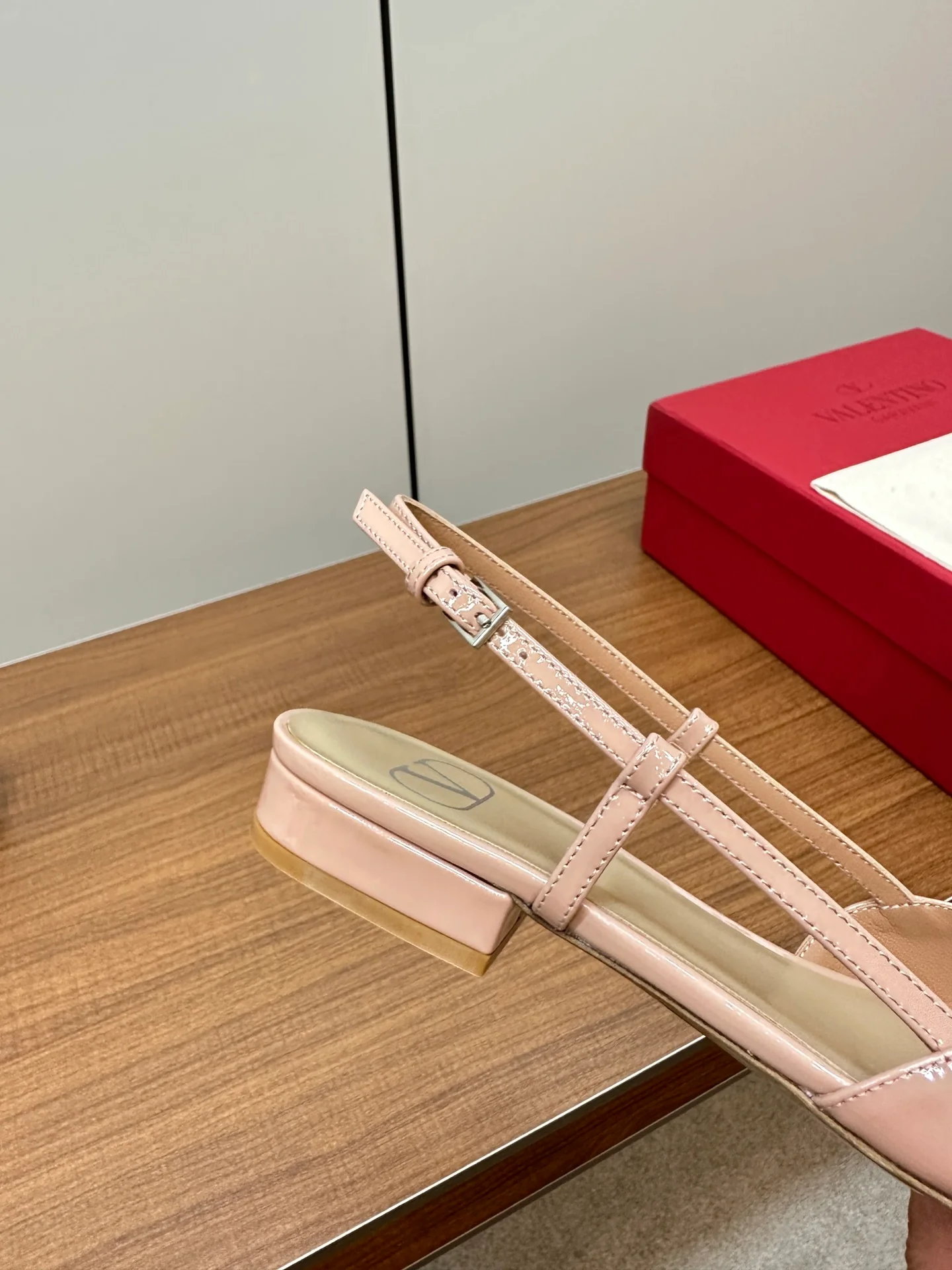 Новинка сезона весна/лето 2023 от Valentino - розовые сандалии на плоской подошве с V-образным ремешком.