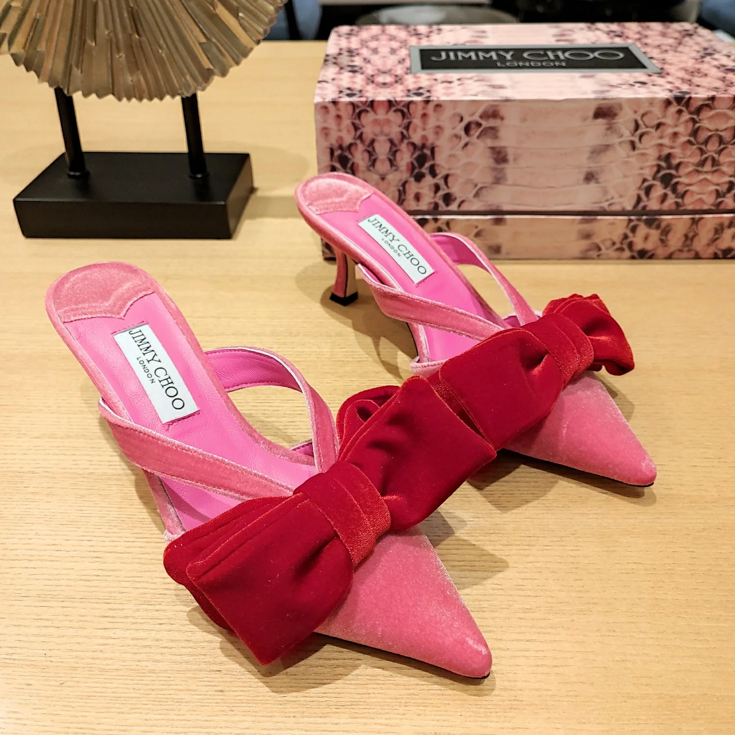 Босоножки на шпильке Jimmy с бабочкой из шелка - розовые