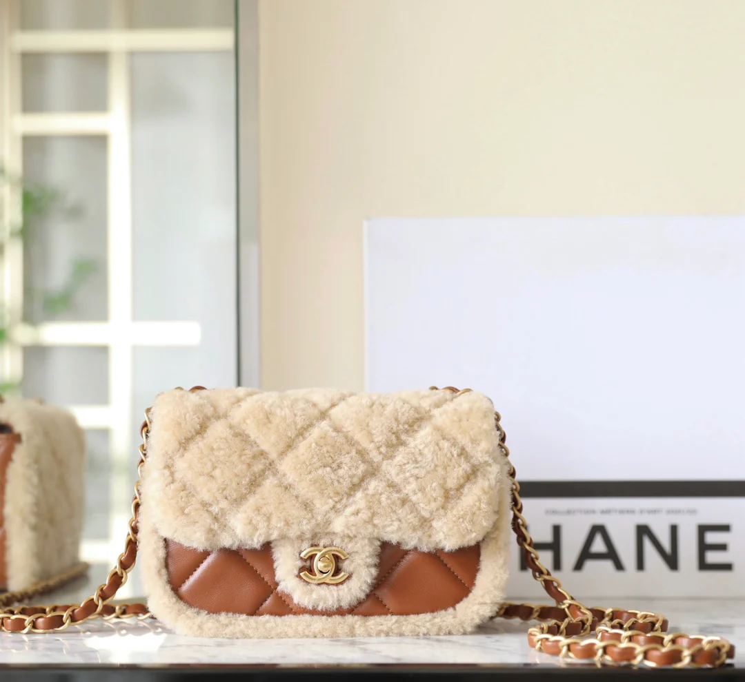 Сумка Chanel с клапаном и цепочкой в ??виде плюшевого мишки из 24-каратного золота (маленькая).