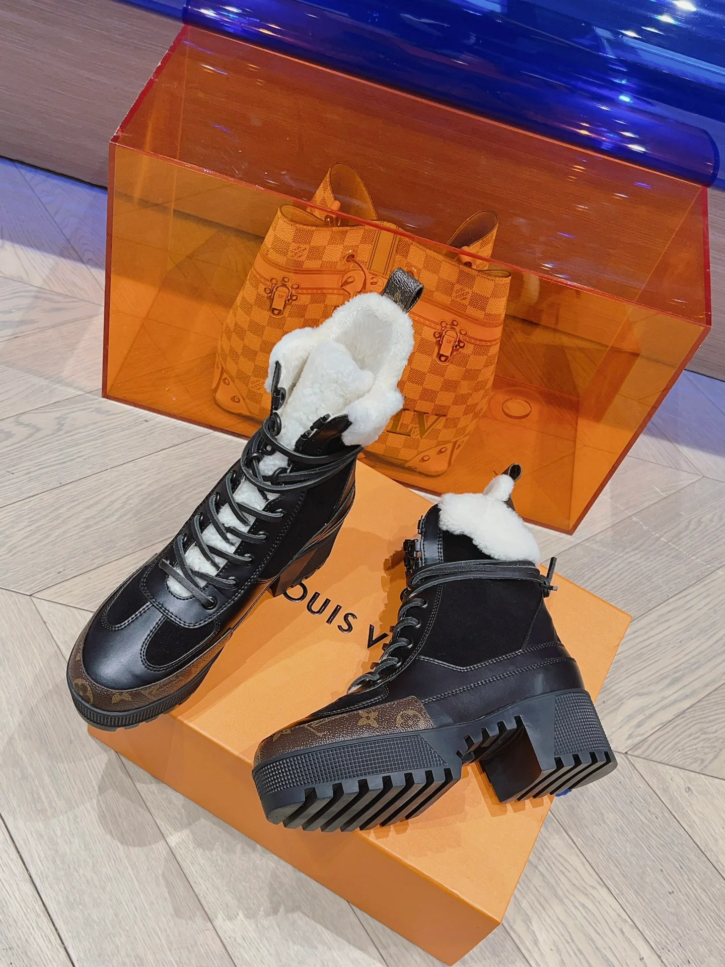 Новинка сезона осень/зима 2023 от LV - Ботинки Мартин на массивном каблуке - Черные