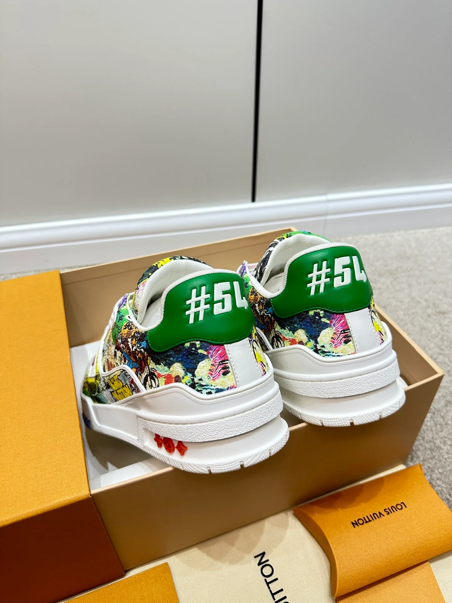 Кроссовки LV Trainer в стиле граффити.