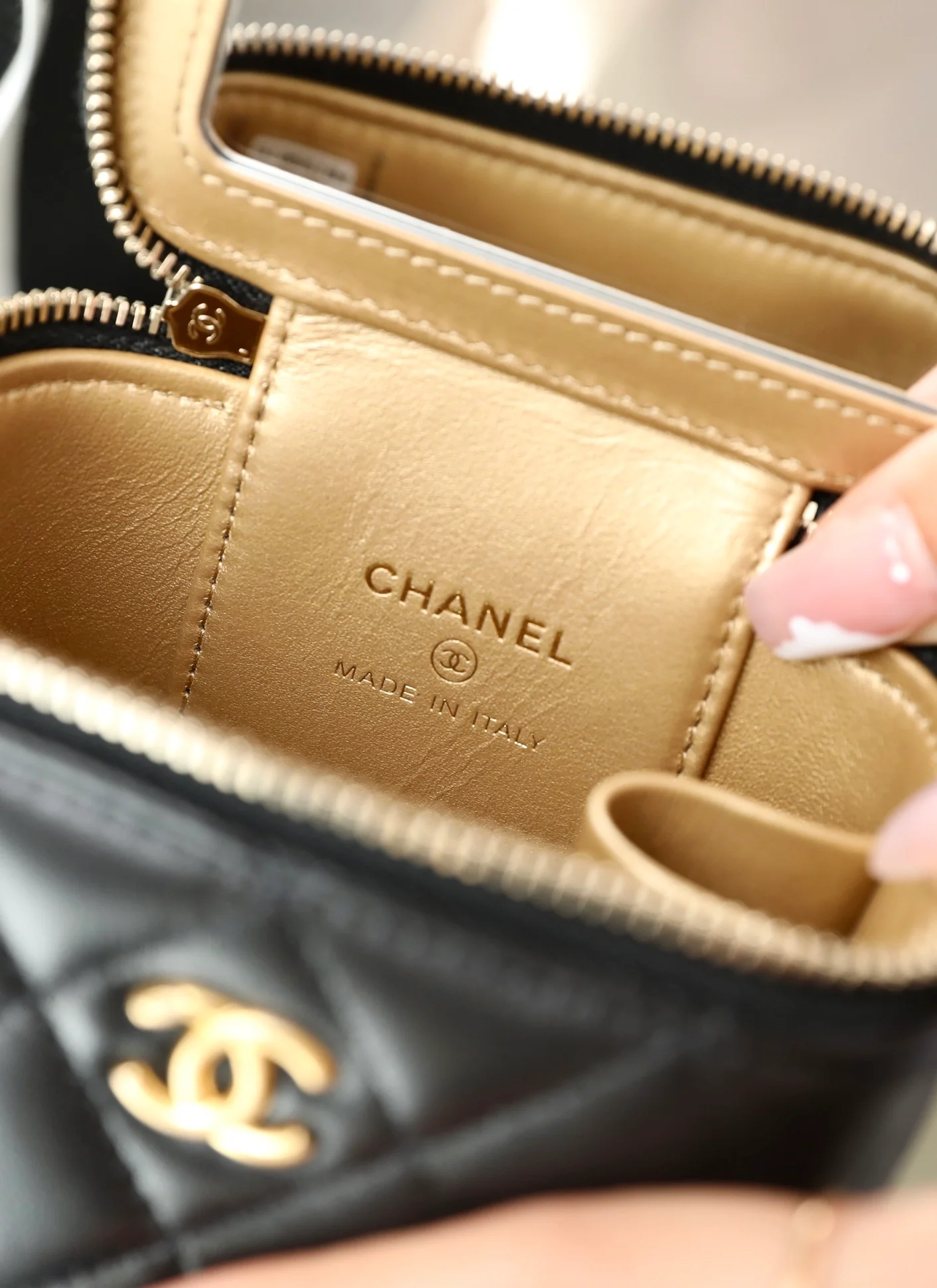 Chanel - Сумочка для помады 