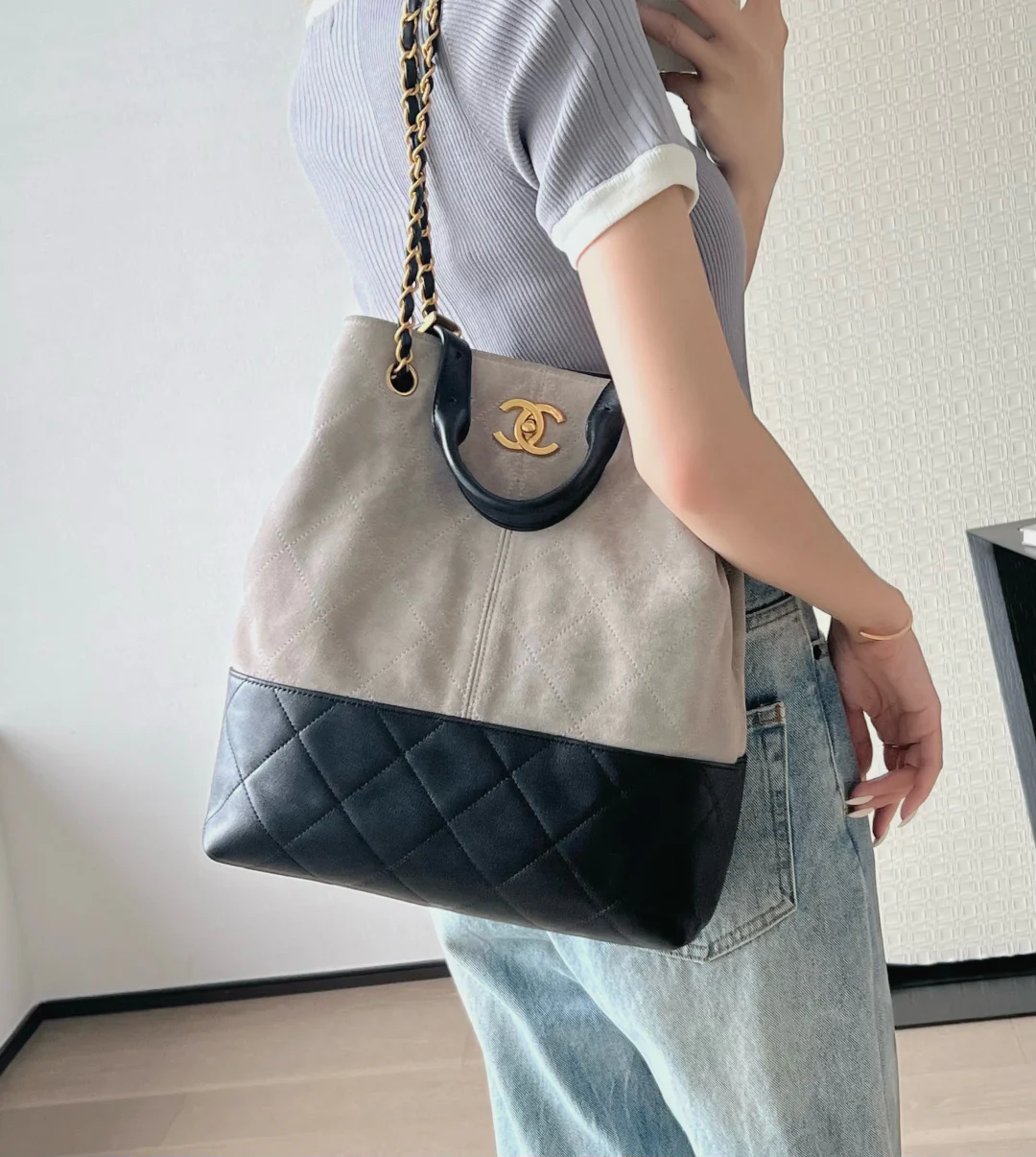 Chanel - Замшевая прямая сумка-шоппер - Серая с золотой фурнитурой