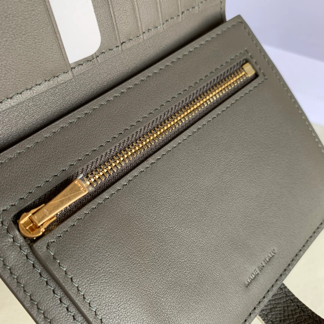 Кошелек Celine с ремешком из зернистой телячьей кожи