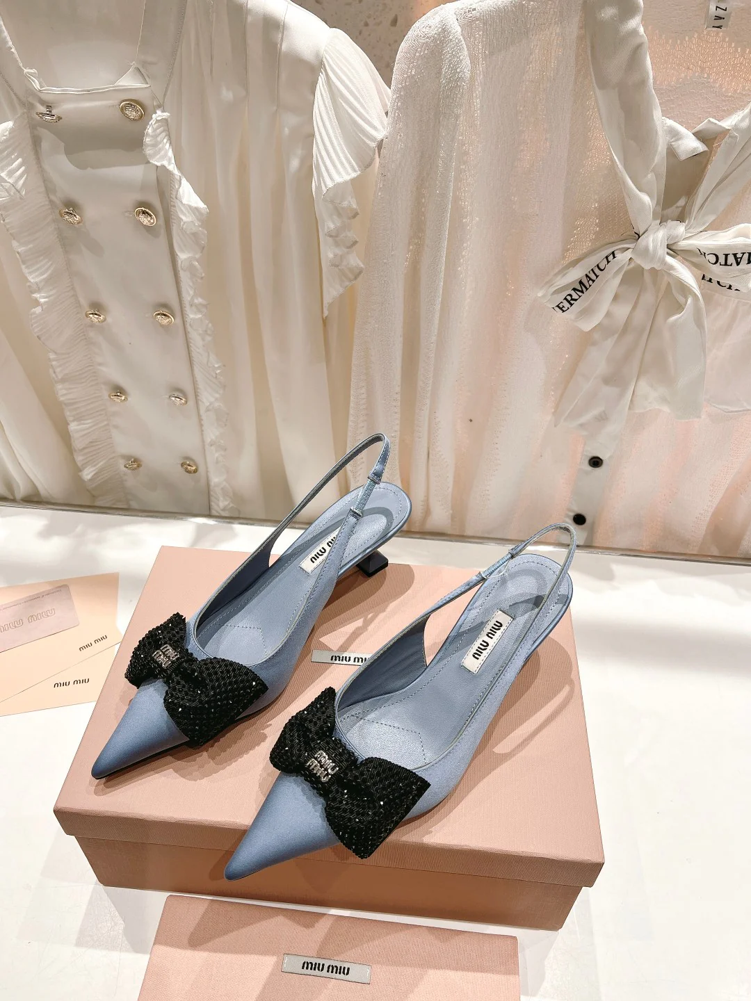 Новинка сезона весна/лето 2023 от Miu Miu - Босоножки на высоком каблуке с острым носком, украшенные стразами - высота 6 см - Серые