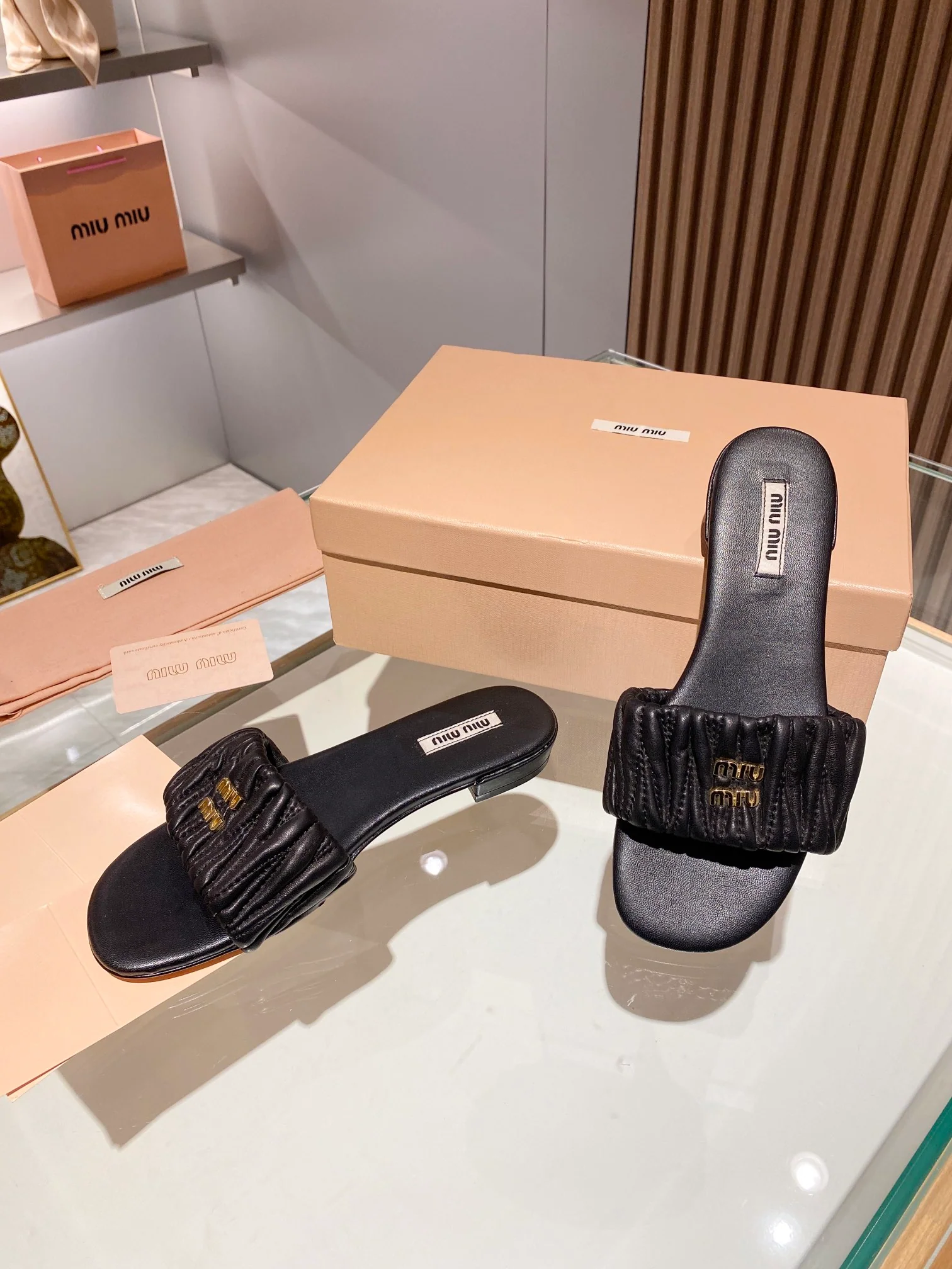 Новинка весны 2023 года от Miu Miu - плоские тапочки - черные