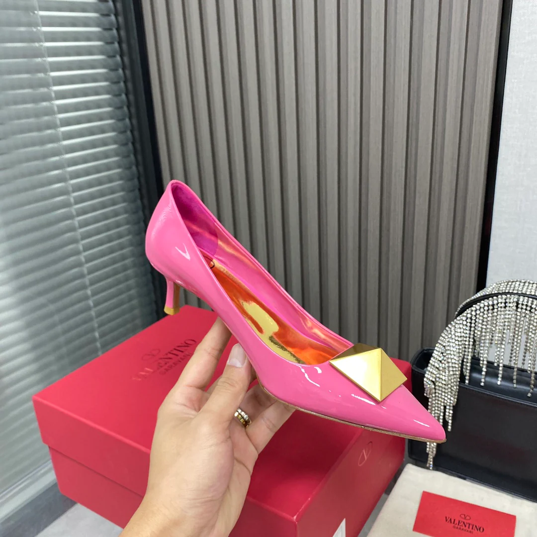 Новинка сезона осень/зима 2022 от Valentino - Туфли на низком каблуке с заклепками - Розовые