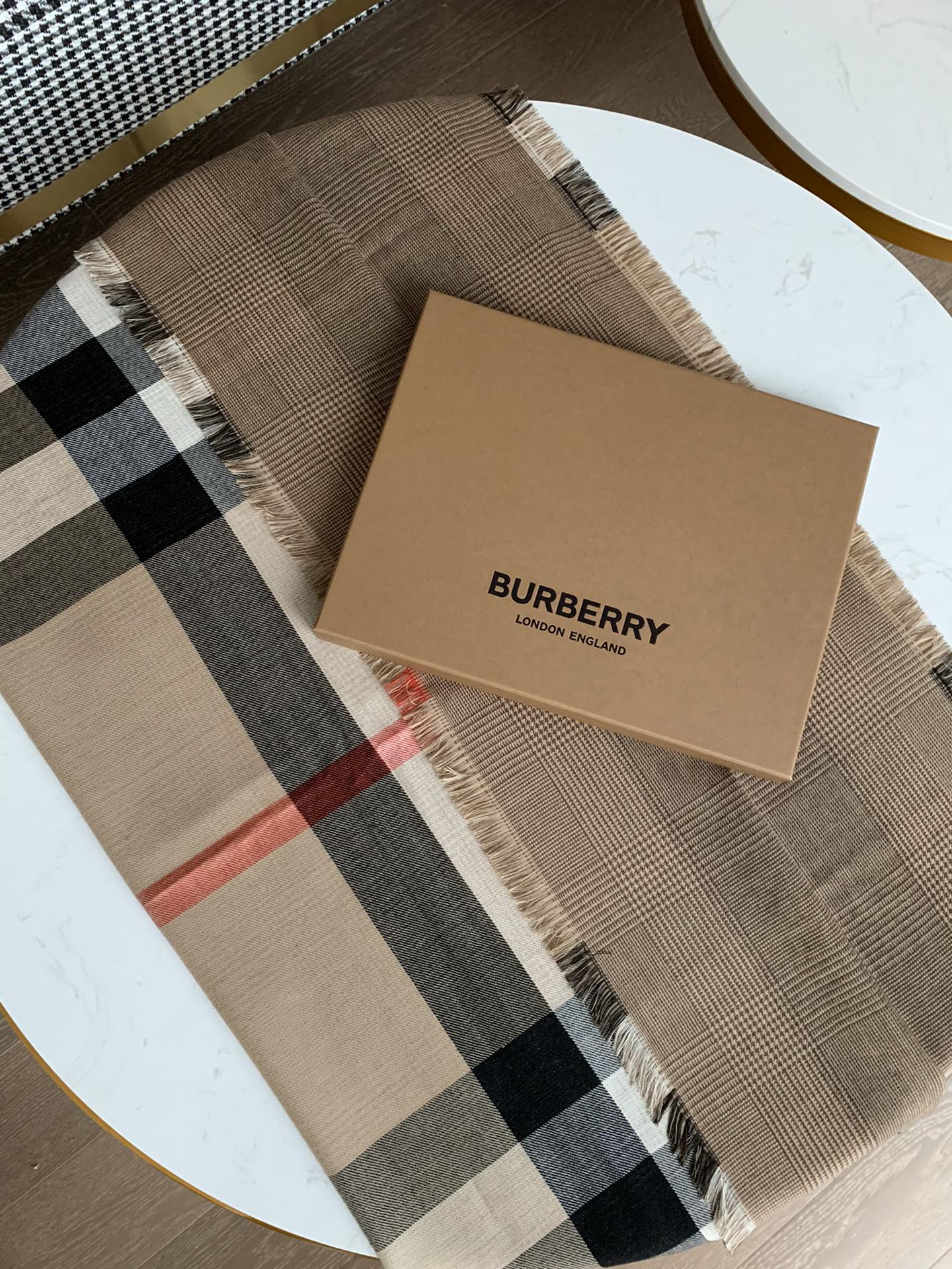 Бестселлер Burberry: тонкий двусторонний шарф в клетку.