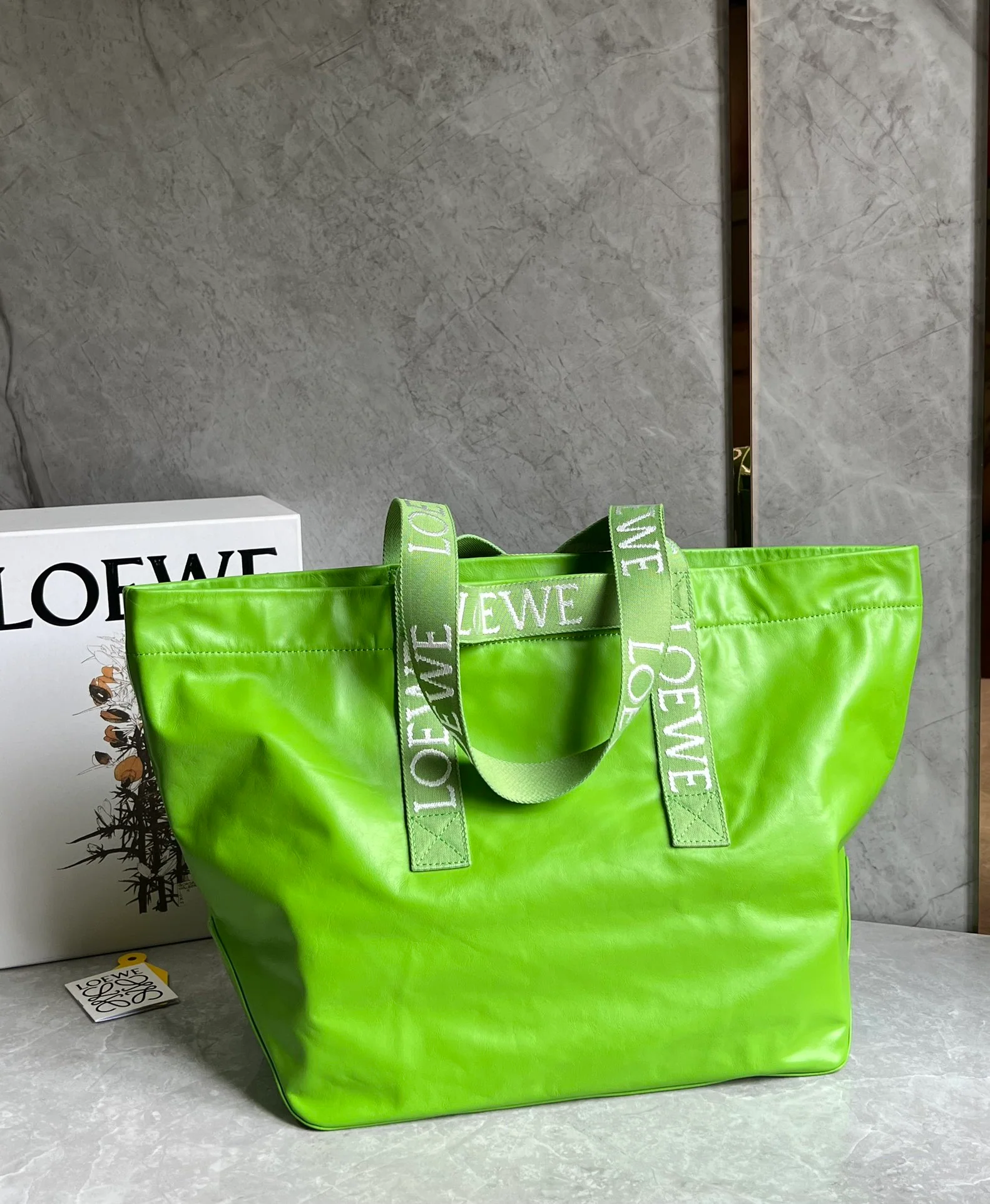 Сумка-шоппер Loewe Fold-Shopper — новинка, ярко-зеленая.