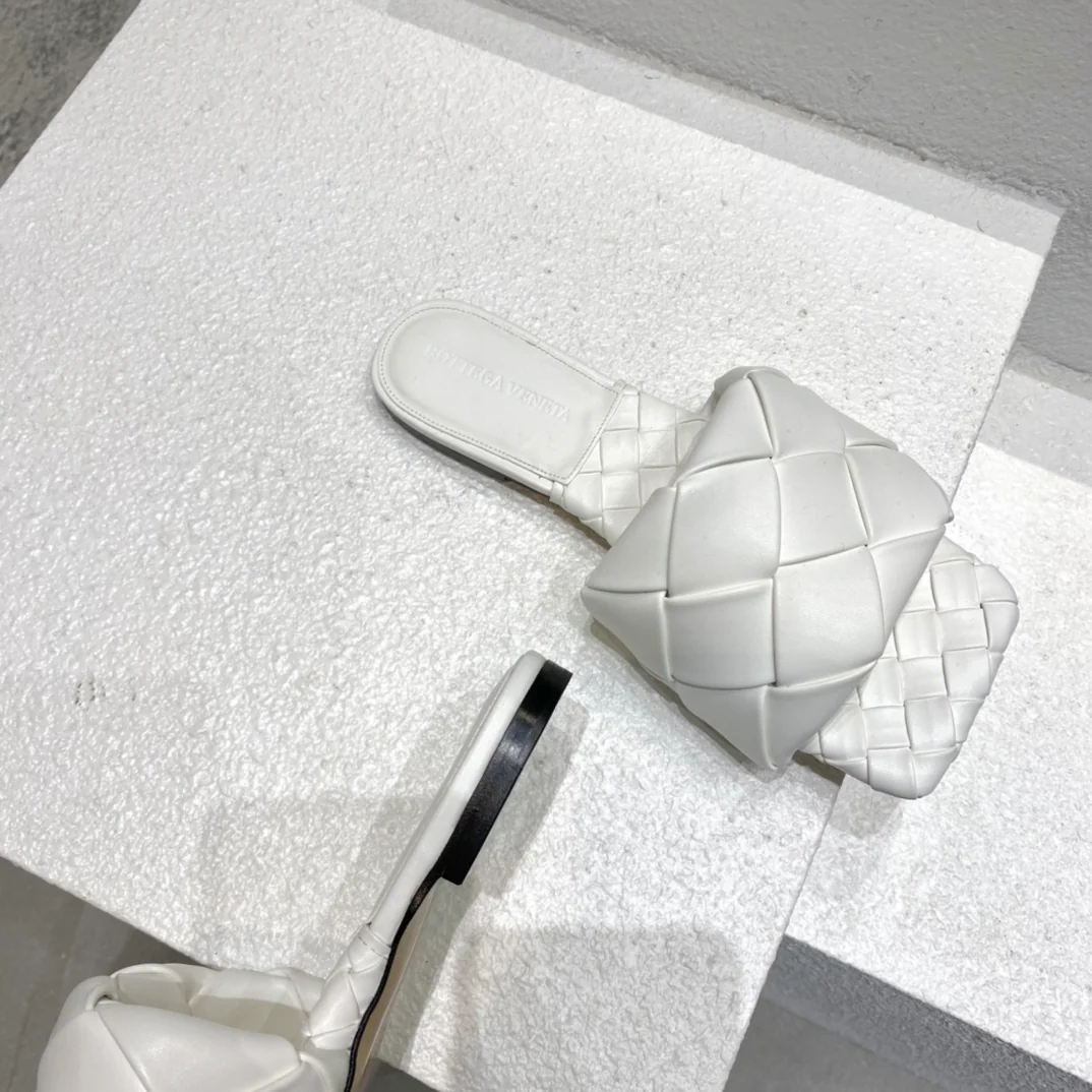 Новинка сезона весна/лето 2021 от BV - Плоские плетеные тапочки - Белые