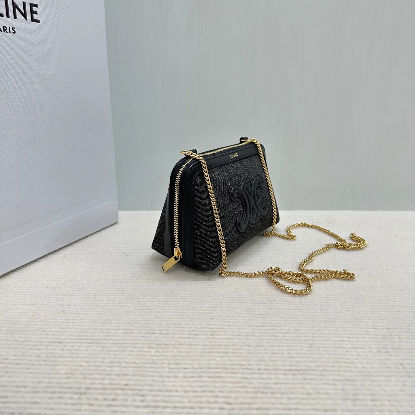 Сумка Celine из джинсовой ткани с вышивкой и цепочкой из ракушек