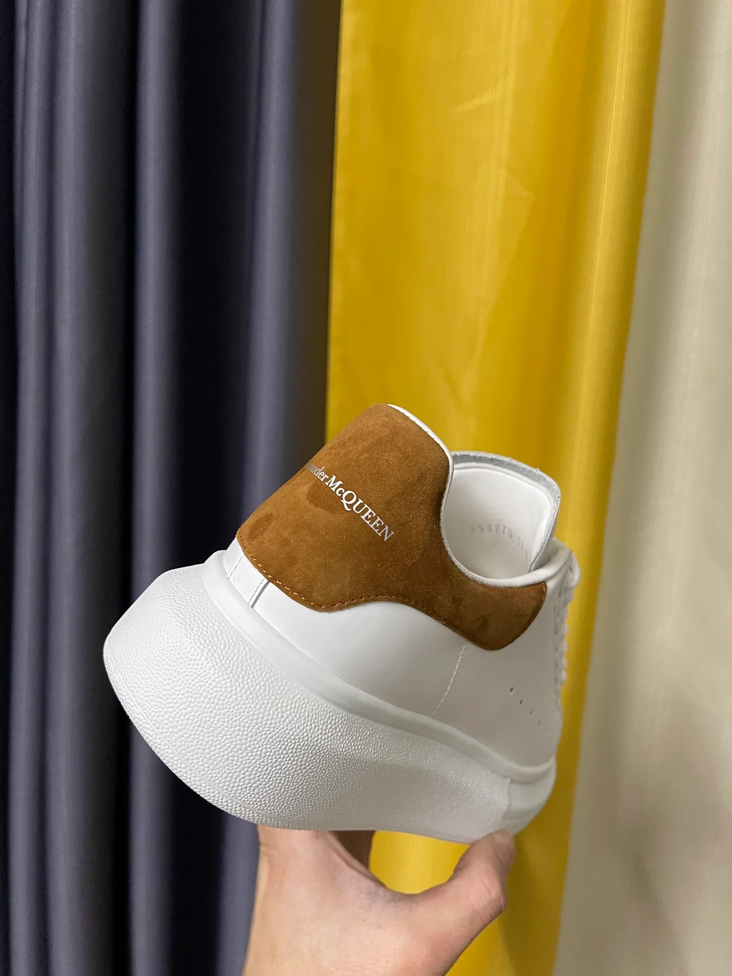 Классические белые кроссовки McQueen с коричневой замшевой подошвой на каблуке.