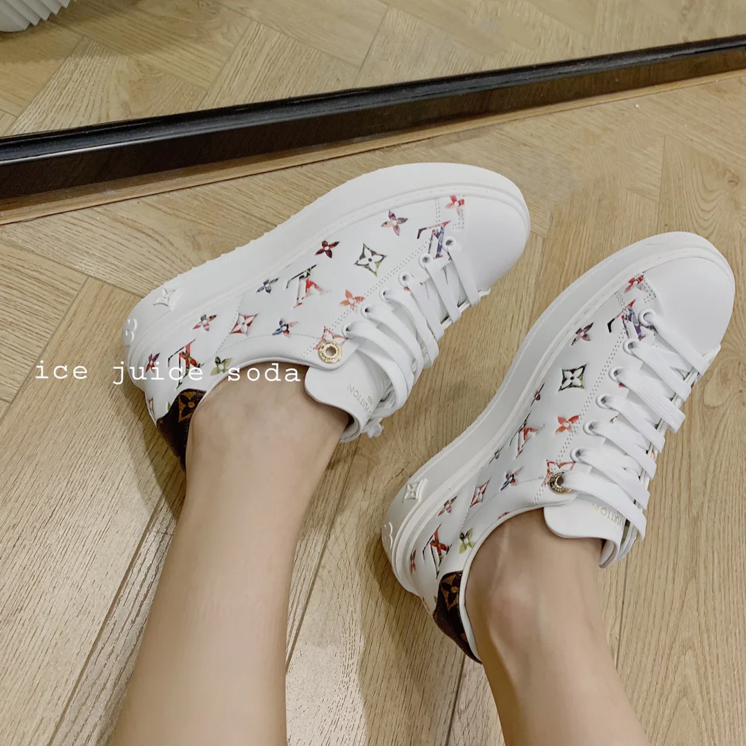 Белые классические кроссовки LV на платформе - серия Time-Out - с тиснением по цвету.