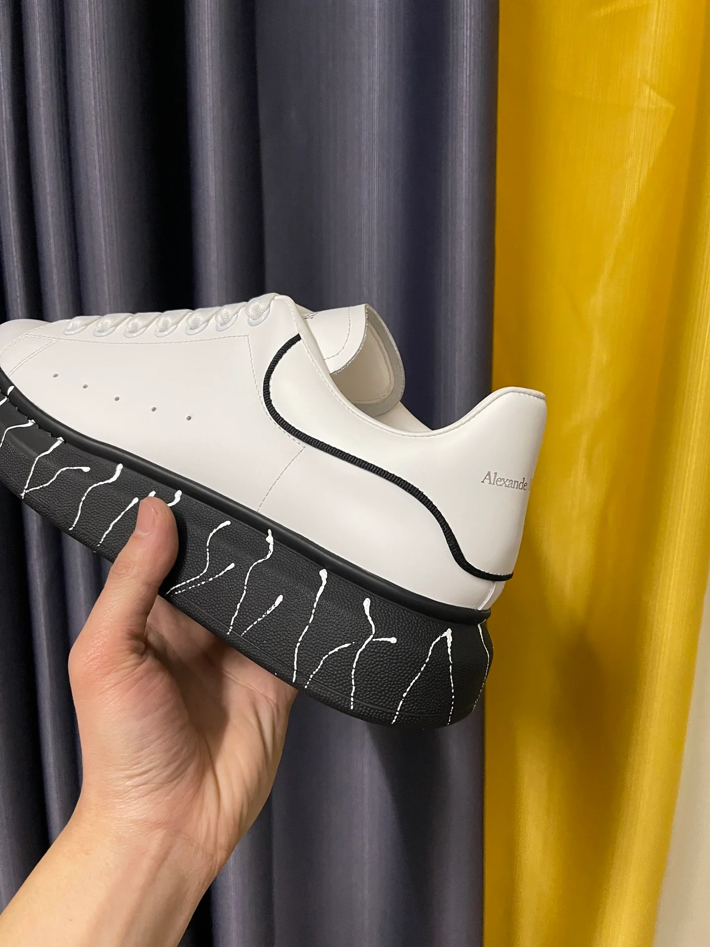 Классические белые кроссовки McQueen - унисекс - полностью белая кожа - белые граффити на черной основе