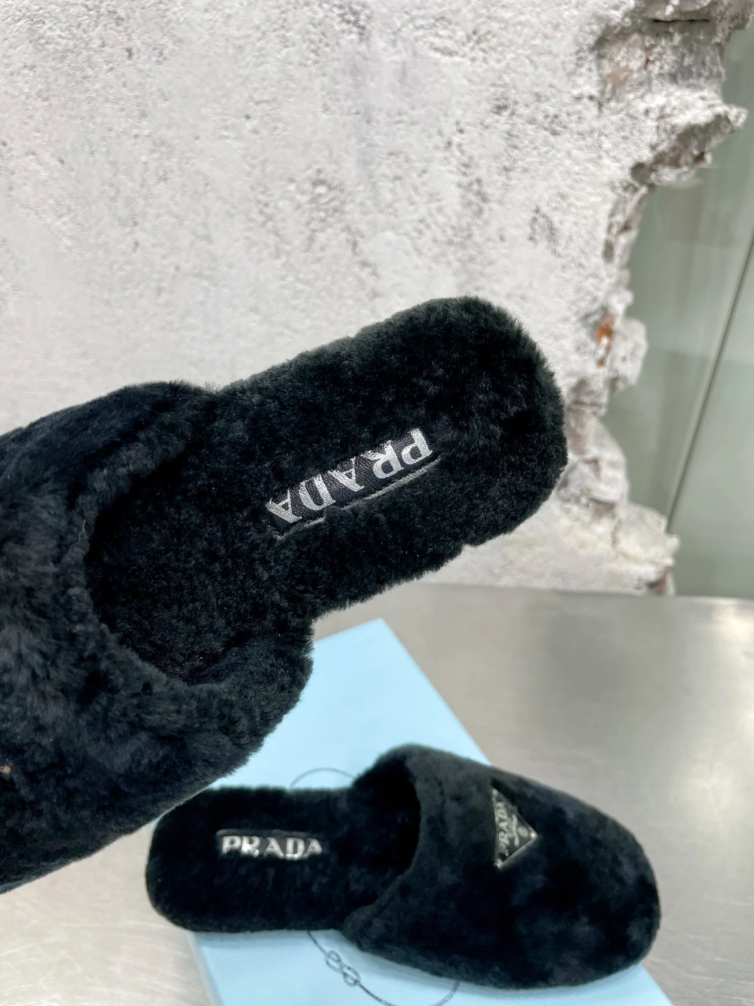 Новинка сезона осень/зима 2022 от Prada — Пушистые балетки — Стиль знаменитостей