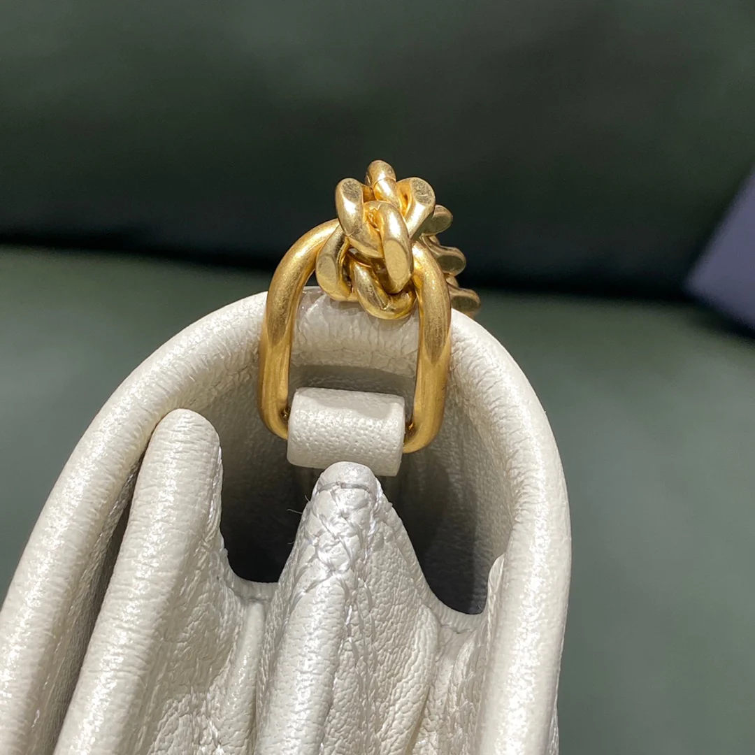 Сумка YSL-Becky из овечьей кожи с ромбовидной стёжкой и цепочкой