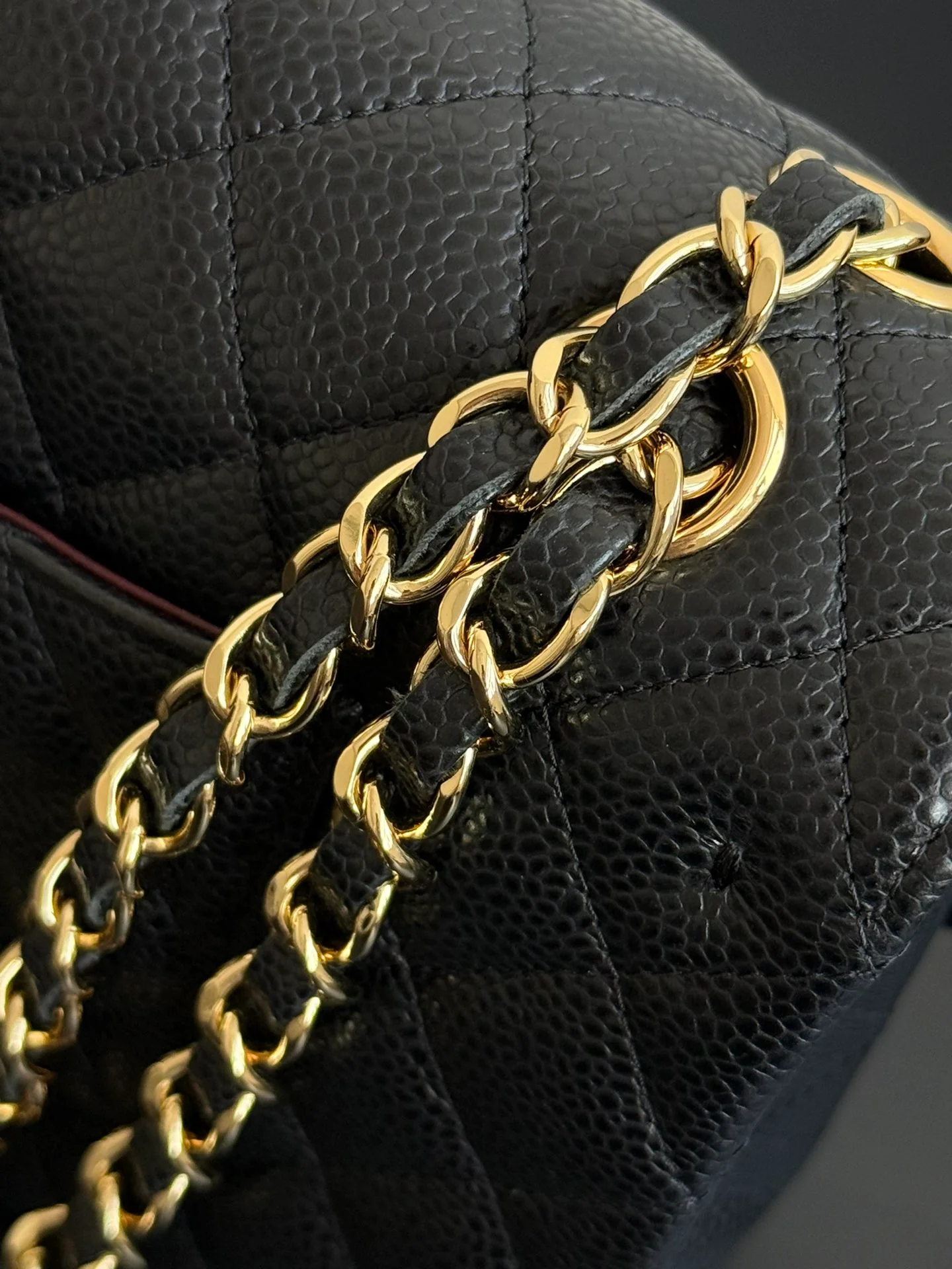 Сумка Chanel CF25 из зернистой кожи с золотой фурнитурой и цепочкой — черная.