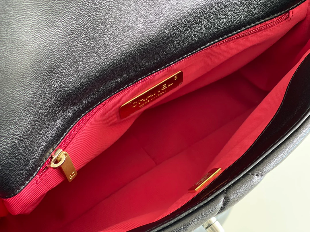 Коллекция Chanel ?Ранняя весна 2022? — сумка № 19 — черная с серебристой фурнитурой — маленькая.