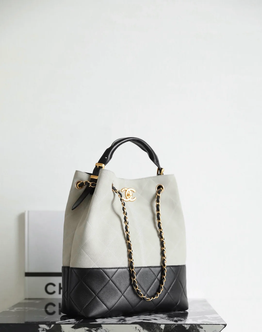 Chanel - Замшевая прямая сумка-шоппер - Серая с золотой фурнитурой