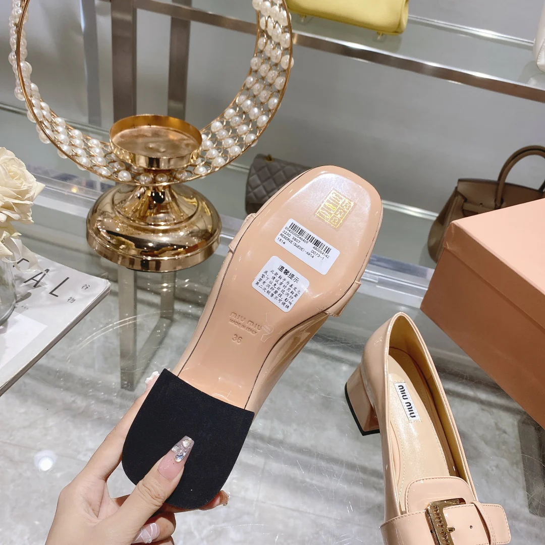 Новинка сезона осень/зима 2022 от Miu Miu - Туфли на низком каблуке с квадратным носком - Розовые