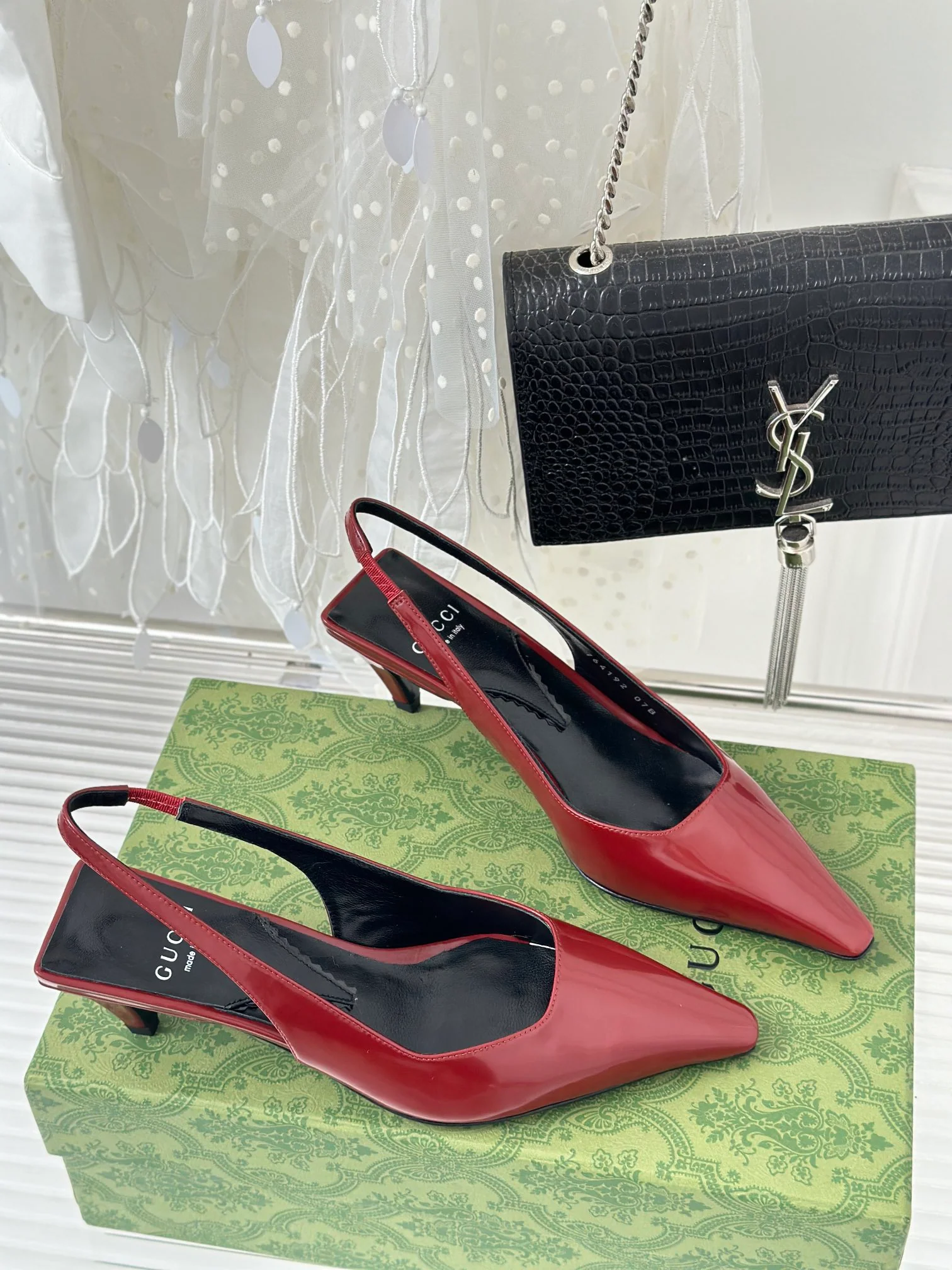 Новинка сезона весна/лето 2023 — Босоножки на невысоком каблуке с острым носком — Красные