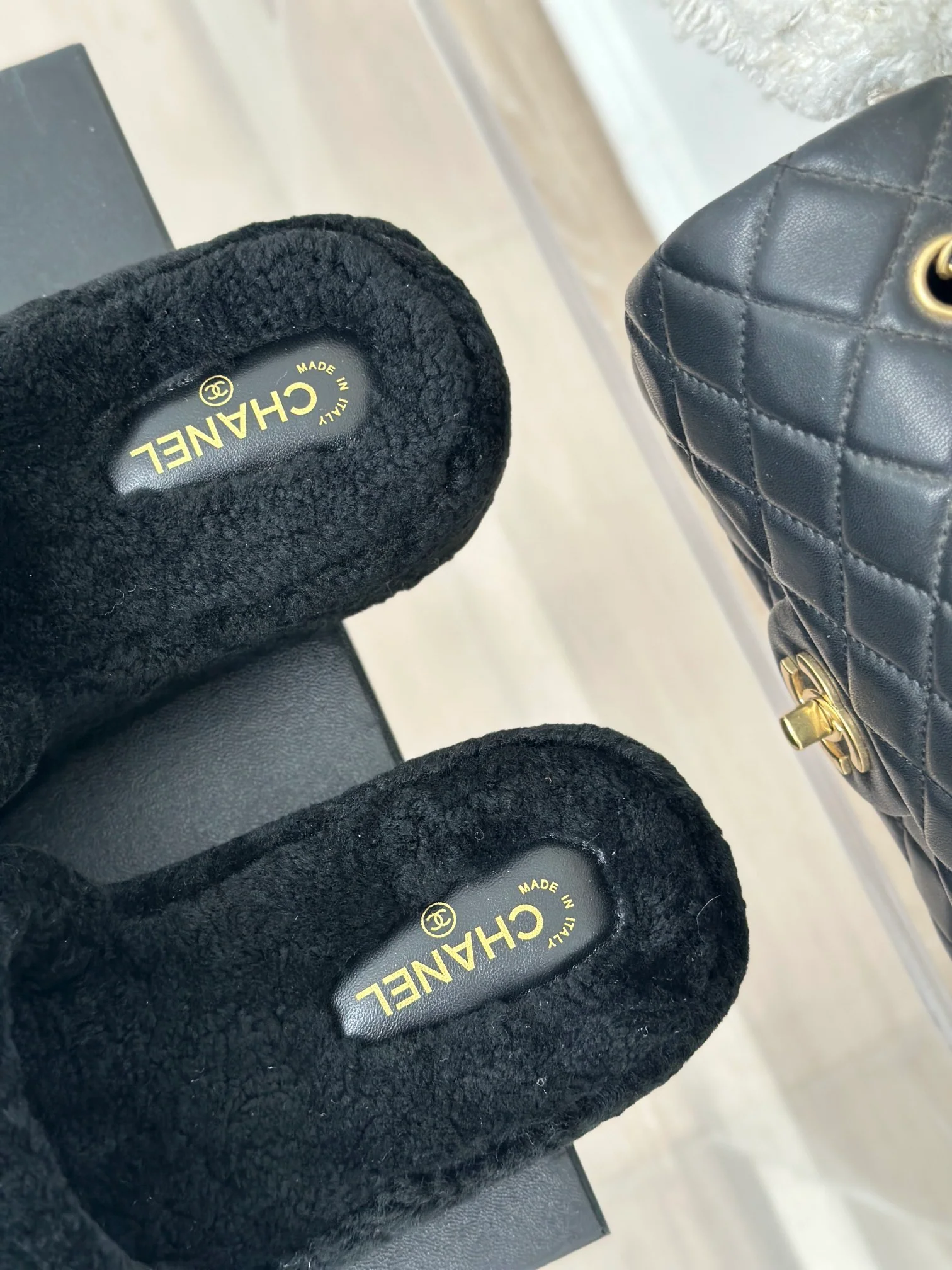 Классические всесезонные домашние тапочки Chanel Double C с меховой подкладкой и открытой пяткой - черные.