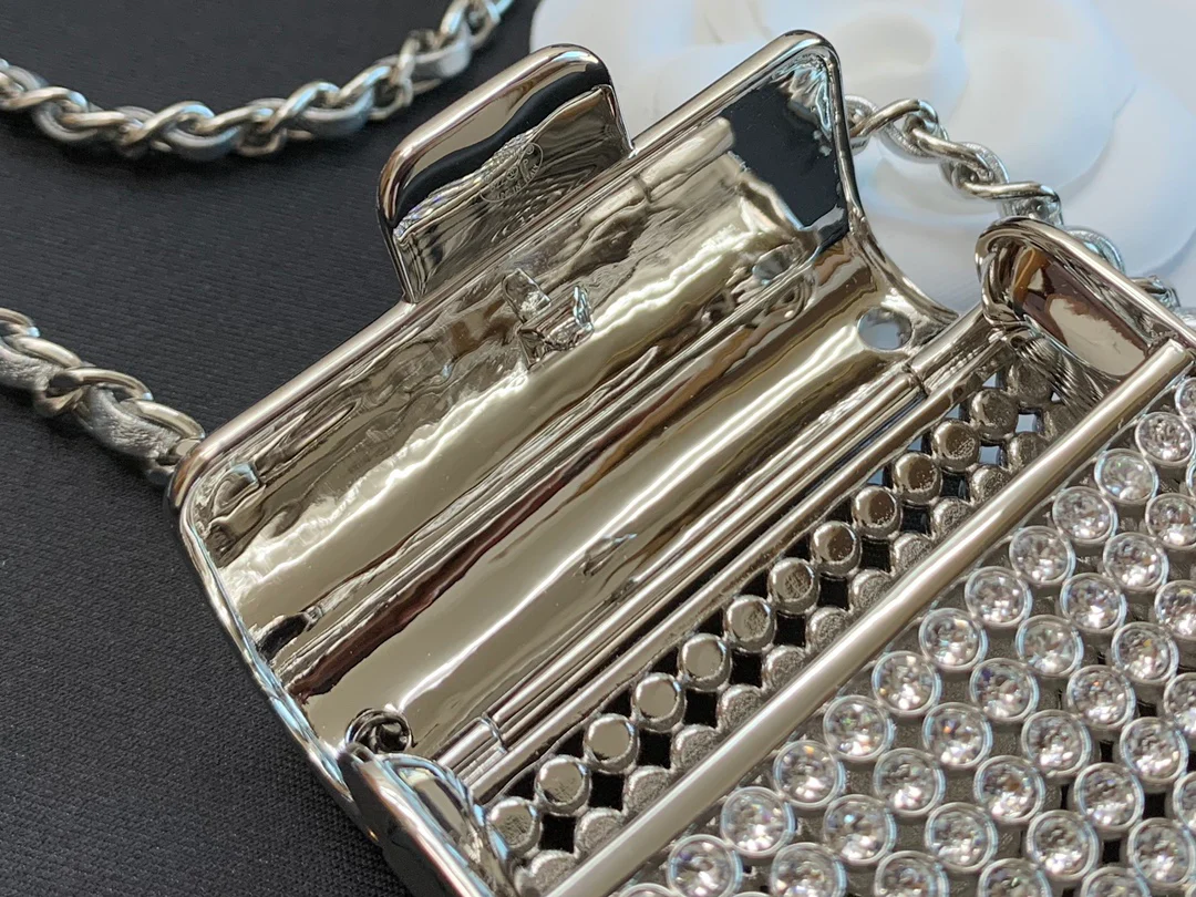 Новинки весенне-летней коллекции Chanel - Маленькая сумка на цепочке