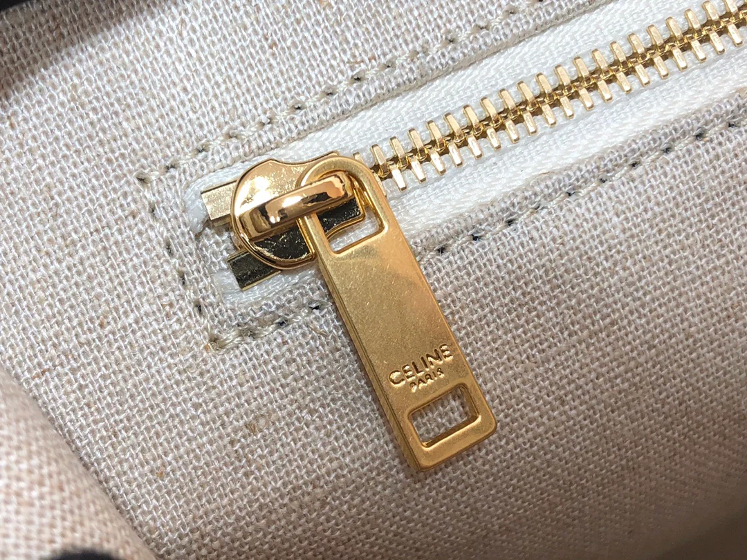 Сумка Celine Teen Soft 16 из мягкой телячьей кожи с узором ?гусиная лапка?.