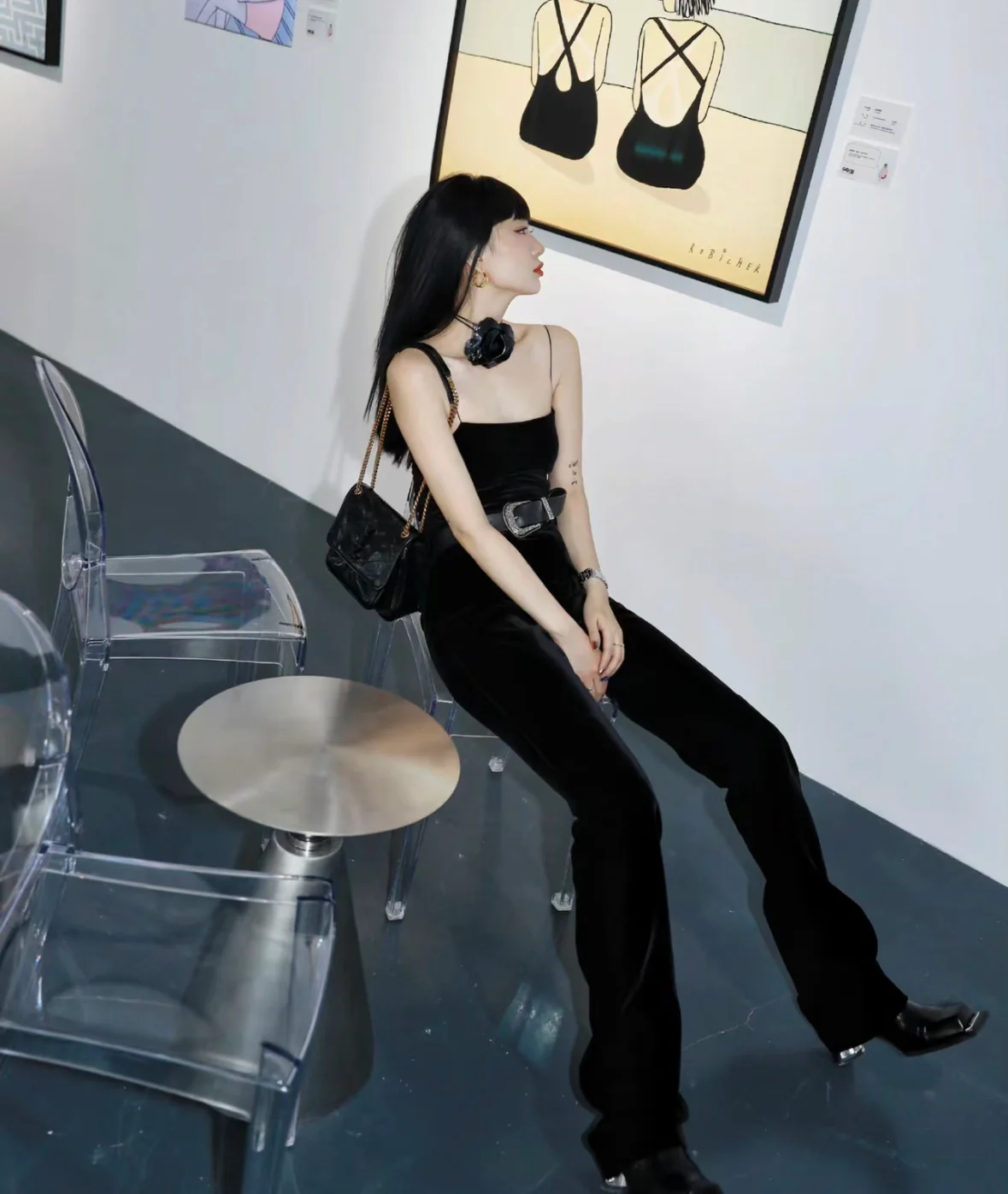 Часы YSL Niki Baby 22 см, кожаные, черные, с золотой цепочкой — на фото.