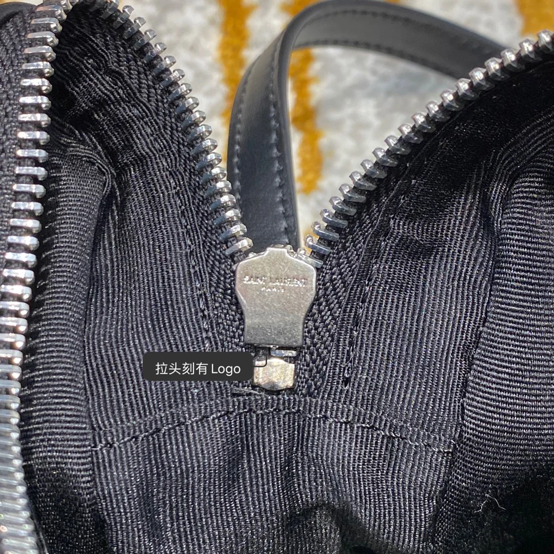 Фотосумка YSL Lou Bag — черная с серебристой фурнитурой.