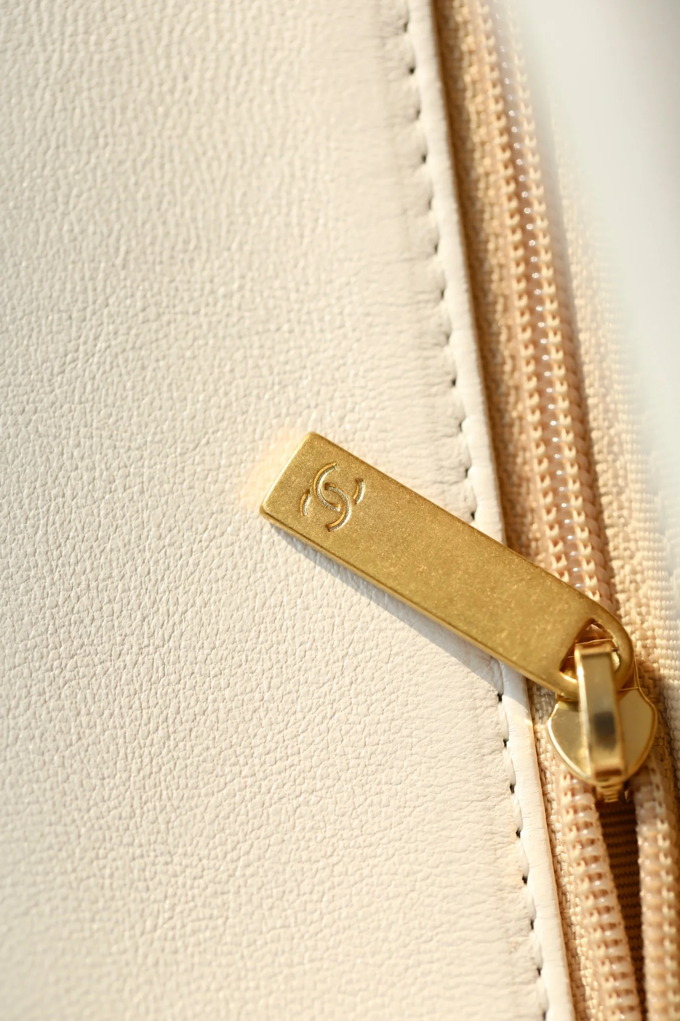 Маленькая сумочка Chanel 19bag - белая.