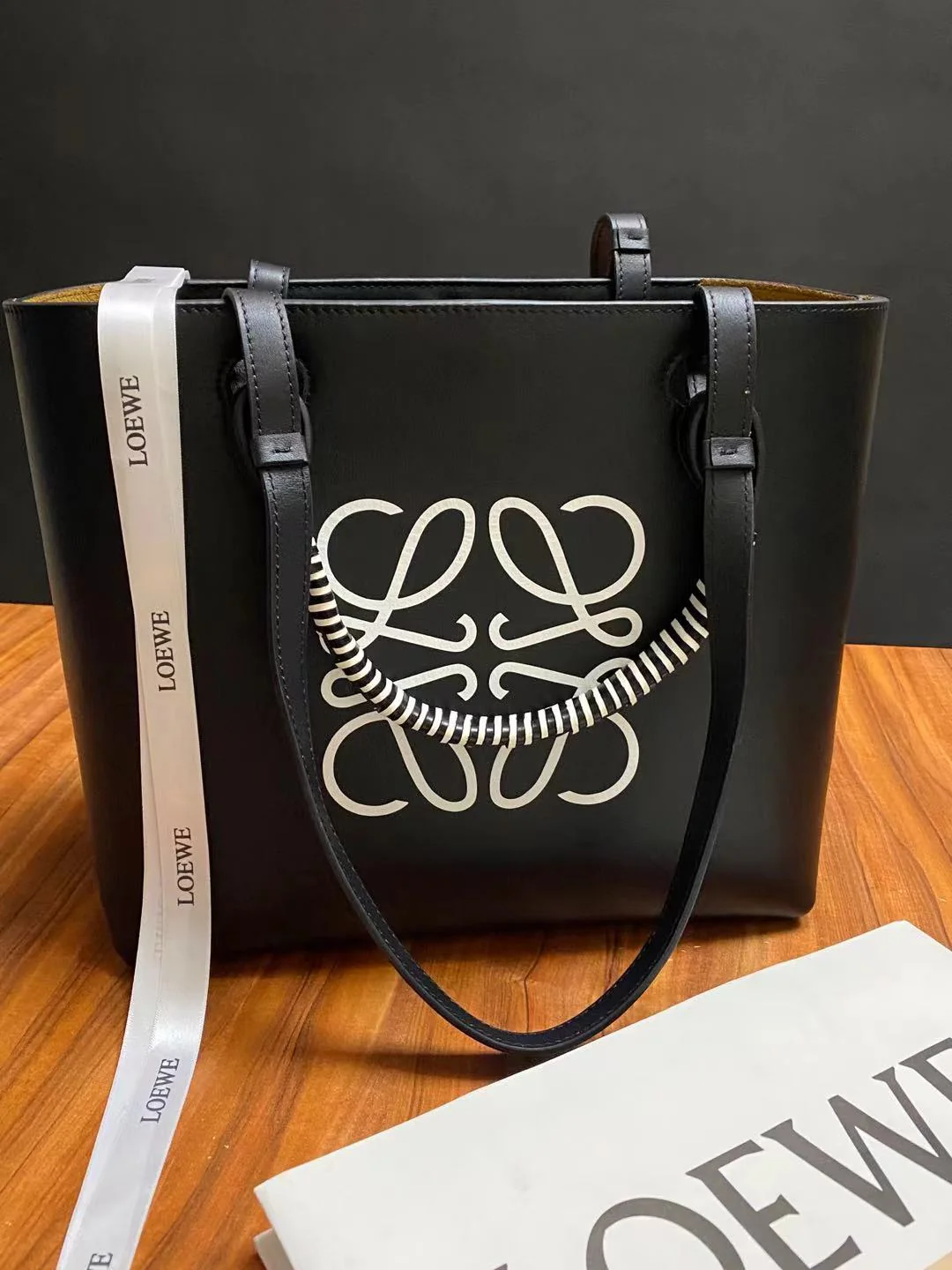 Сумка-тоут Loewe Anagram из черной кожи