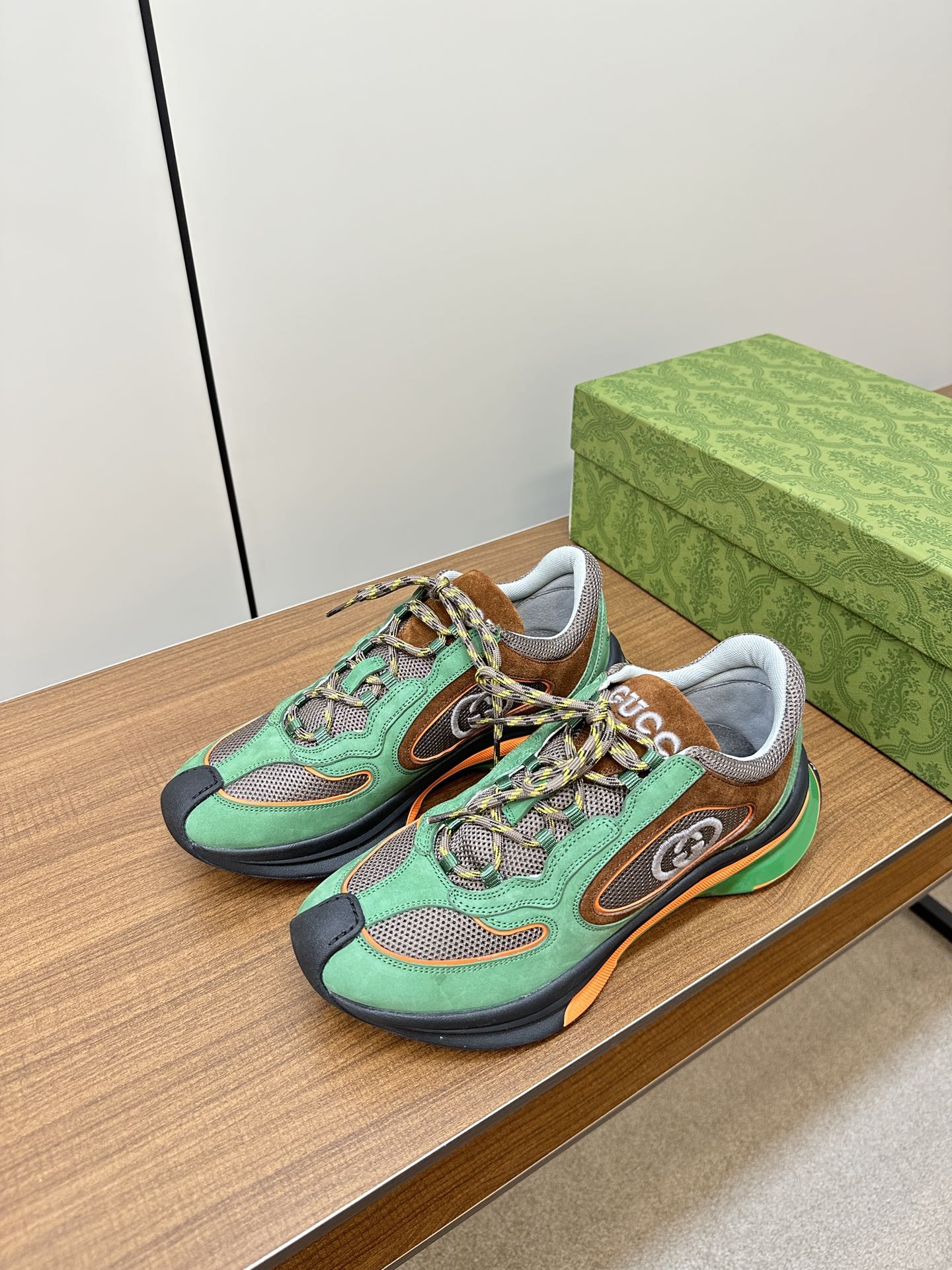 Новинка осенне-зимней коллекции Gucci 2023 — Кроссовки из однотонного вязаного кроя — Унисекс — Зеленый