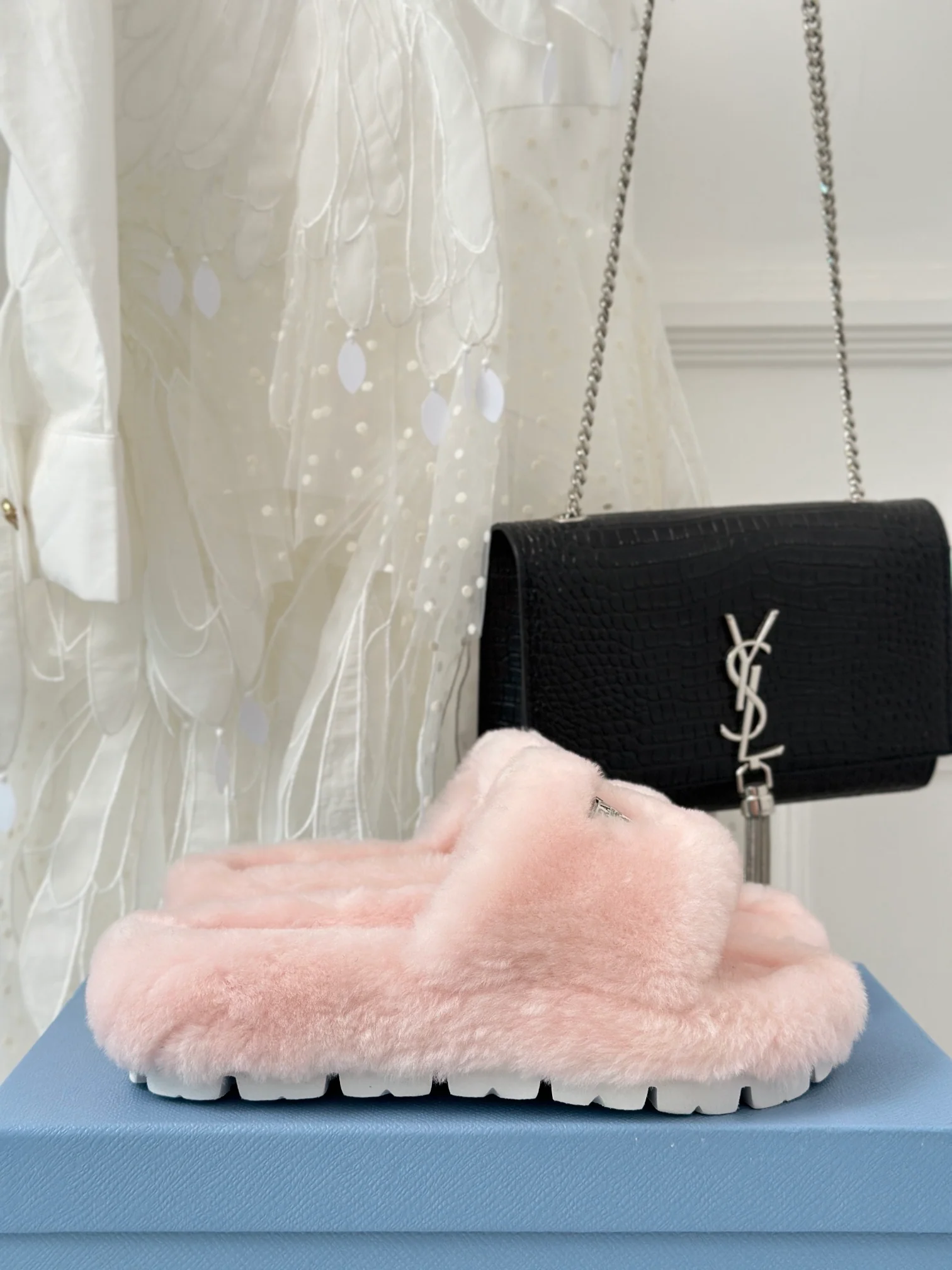 Новинка сезона осень/зима 2023 от Prada - Шерстяные тапочки - Розовые