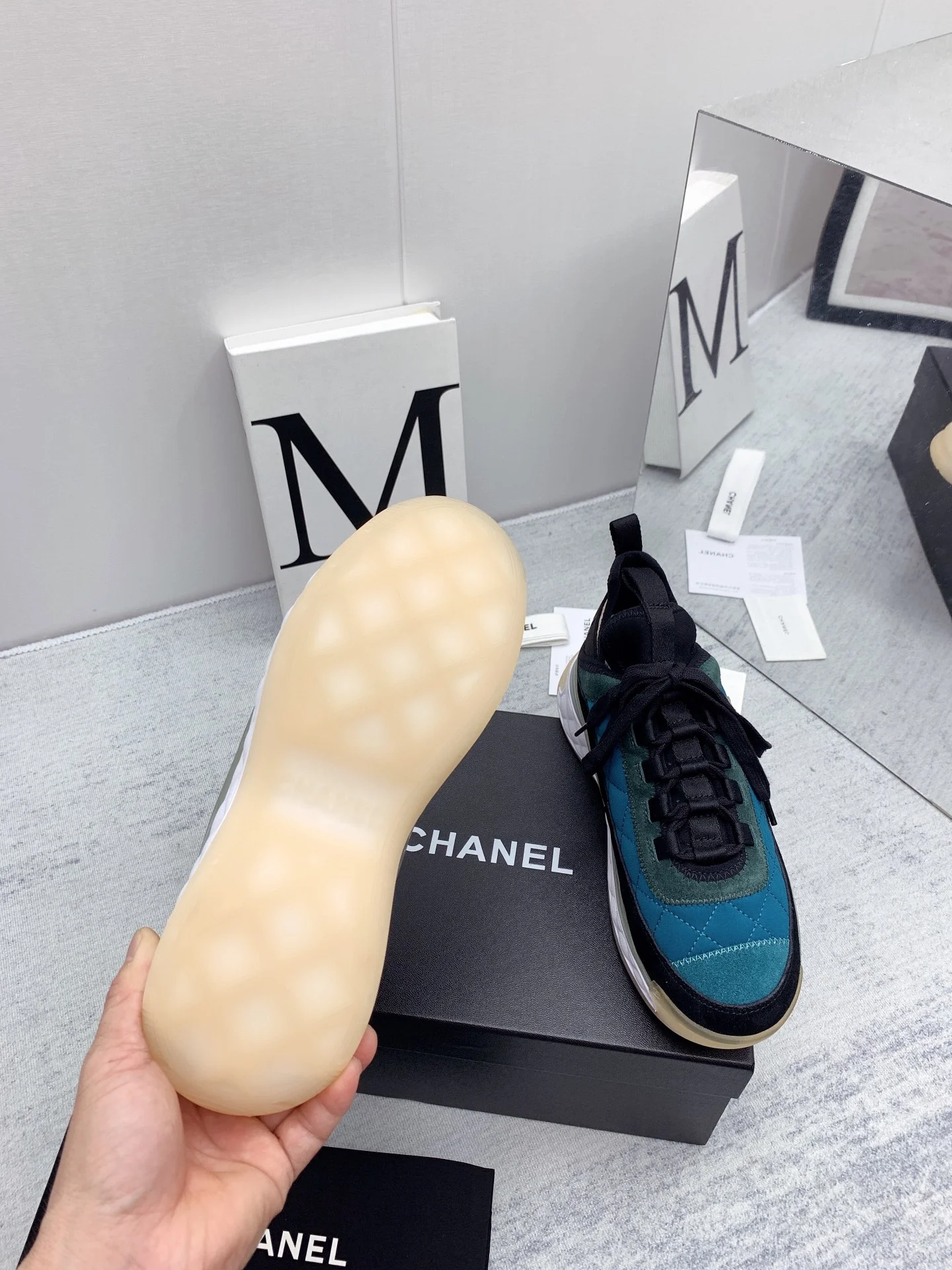 Новинка сезона осень/зима 2021 от Chanel - кроссовки с ромбовидным узором - синие.