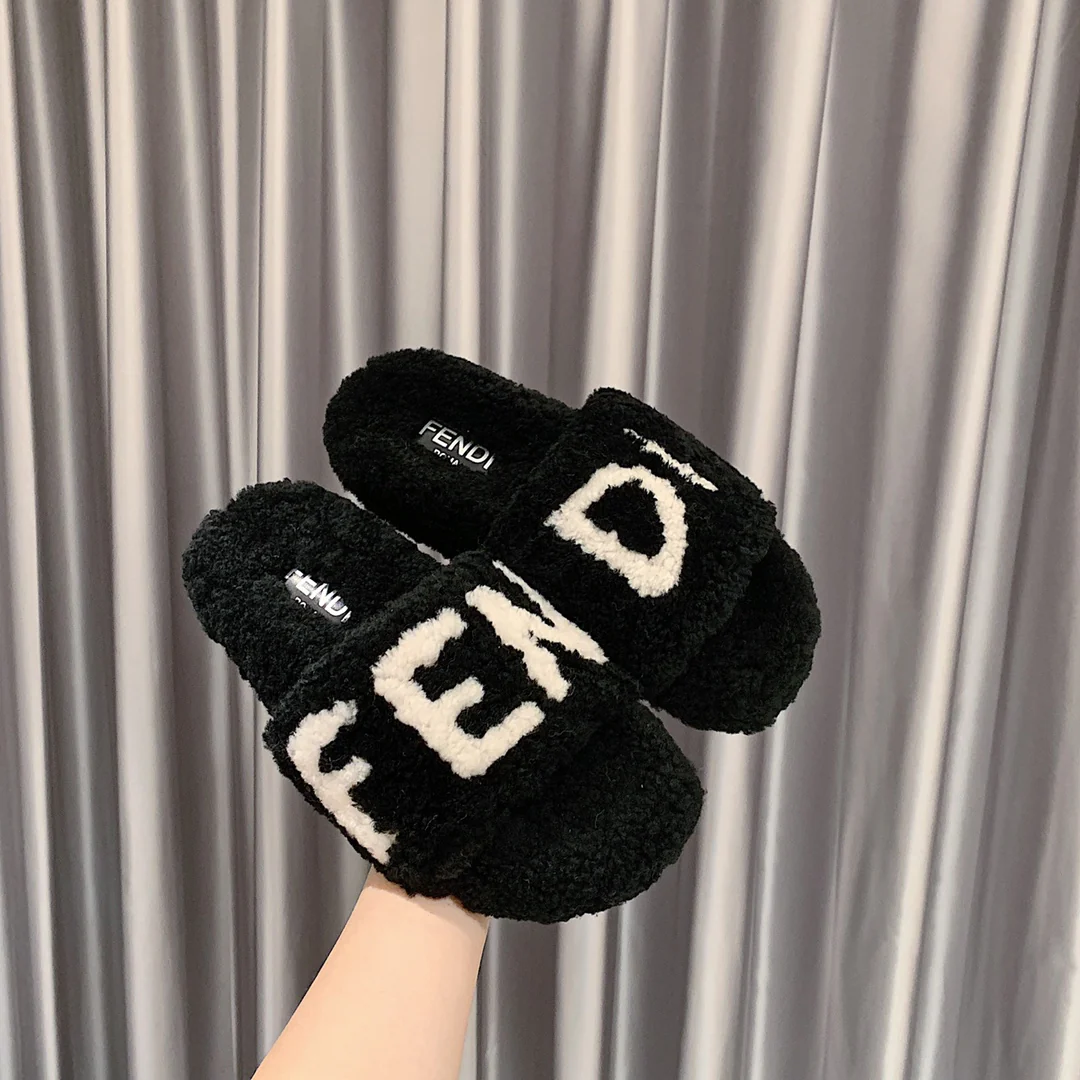 Fendi - Тапочки из овечьей шерсти - Черные с белой надписью