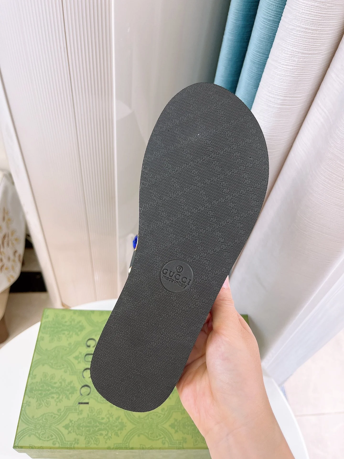 Летняя коллекция Gucci 2022 — Пляжная обувь — Черная