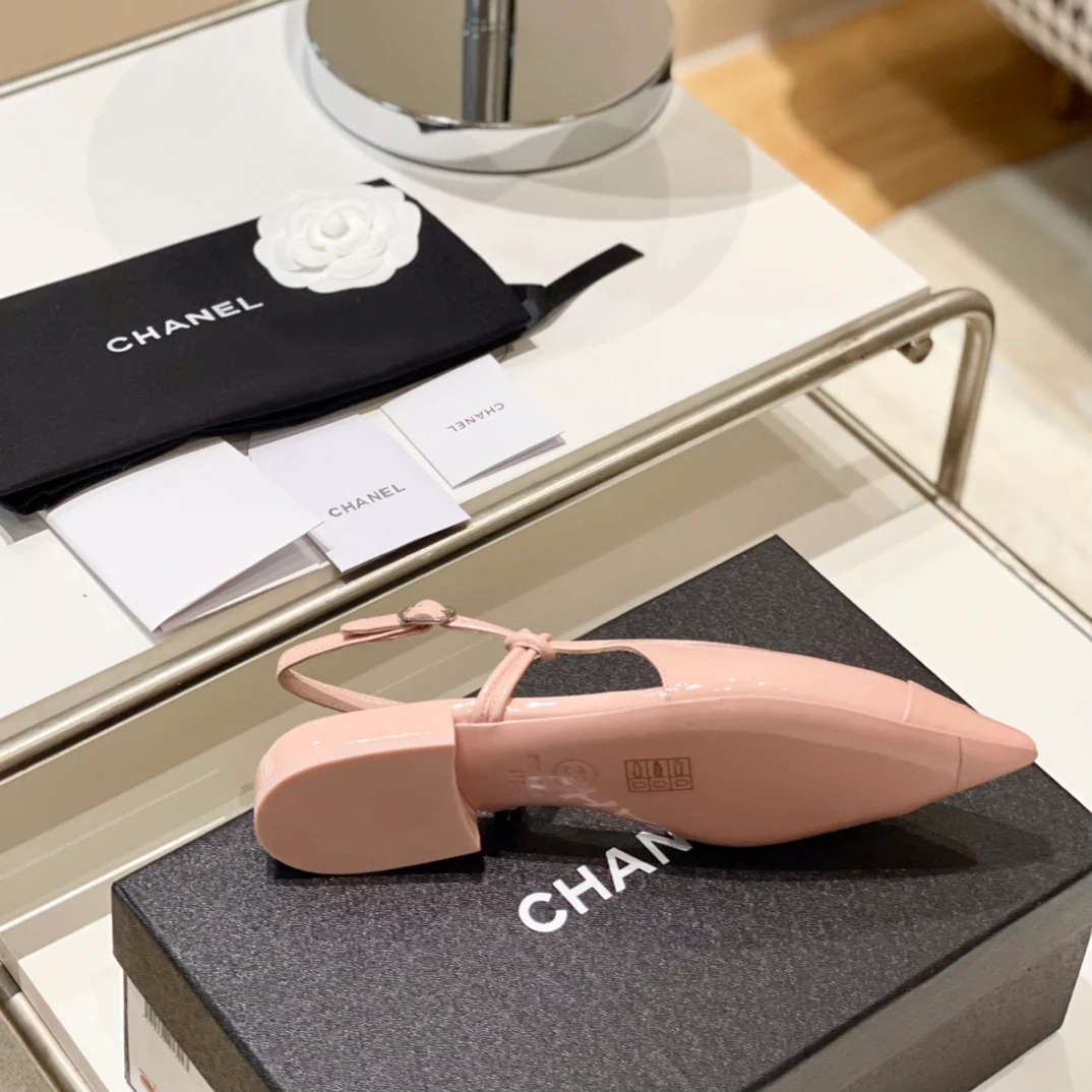 Сандалии Chanel с острым носком