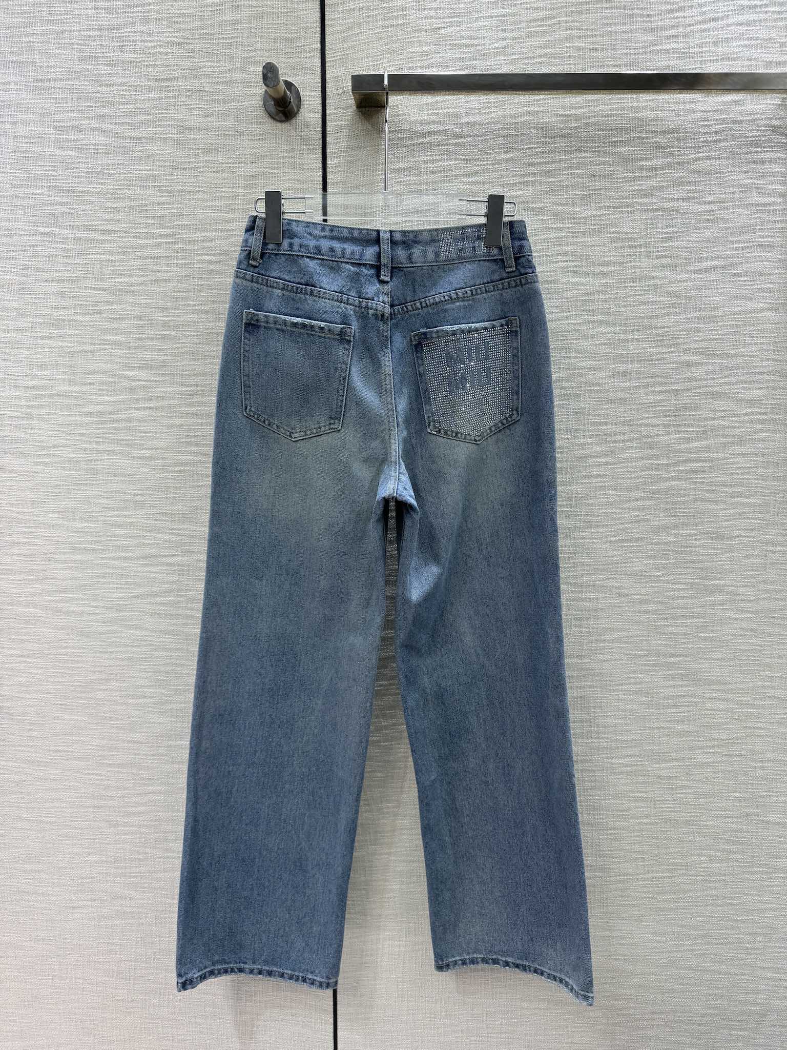 Джинсы Miu Miu 2404 с карманами и стразами, прямого кроя.
