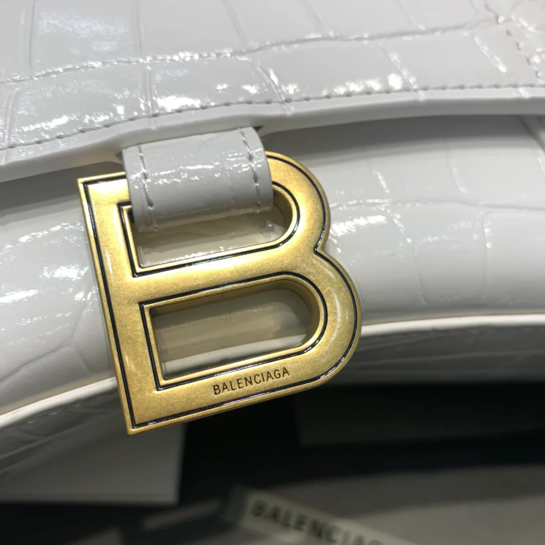 Сумка Balenciaga Hourglass - белая с крокодиловым принтом и золотой пряжкой.